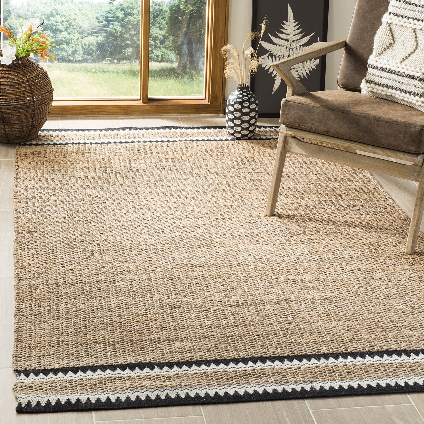 SAFAVIEH Natural Fiber Collection Area Rug - 5' Square, Natural & Black, Handmade Farmhouse Boho Coastal Rustic Jute, Ideal for High Traffic Areas in Living Room, Bedroom (NF874B)