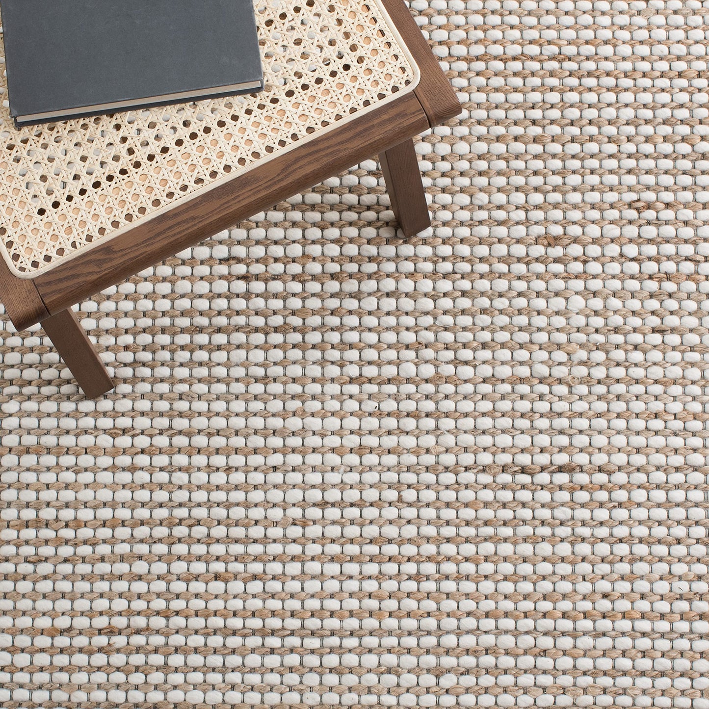 SAFAVIEH Natural Fiber Collection Area Rug - 4' Square, Natural & Ivory, Handmade Farmhouse Jute & Wool, Ideal for High Traffic Areas in Living Room, Bedroom (NFB553A)