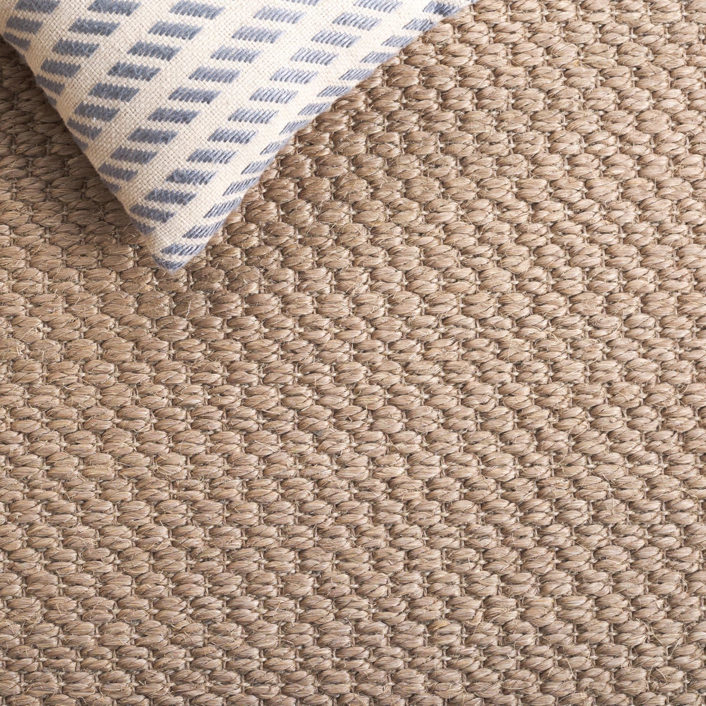 SAFAVIEH Natural Fiber Collection Runner Rug - 2'6" x 6', Natural & Grey, Rustic Farmhouse Border Sisal Design, Easy Care, Ideal for High Traffic Areas in Living Room, Bedroom (NF153A)