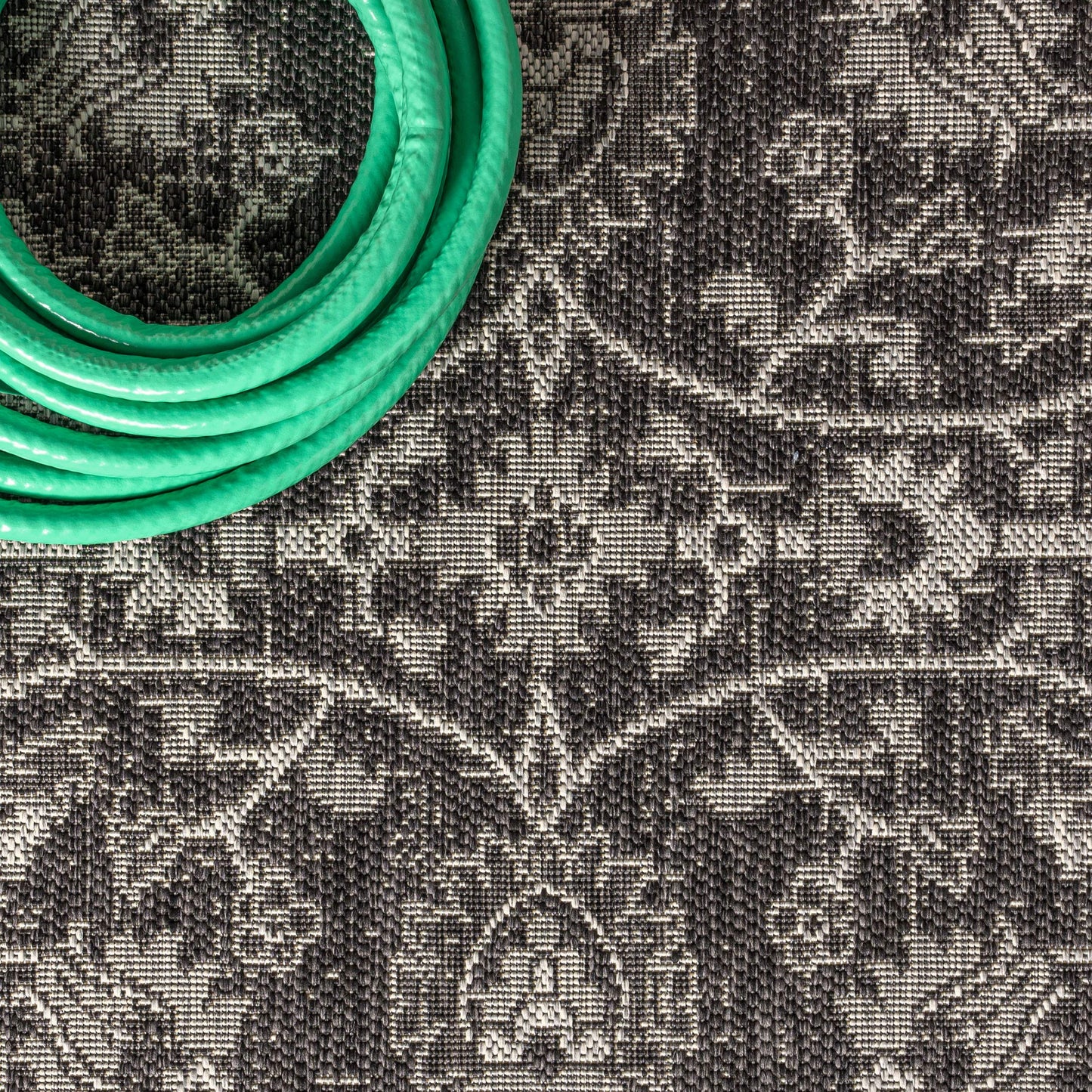 JONATHAN Y Vine & Border Indoor Outdoor Round Area Rug 5 Ft Black/Gray, Palazzo Textured Weave for Backyard, Patio, Porch, Easy-Cleaning, High Traffic, Pet-Friendly, Non-Shedding (SMB103C-5R)