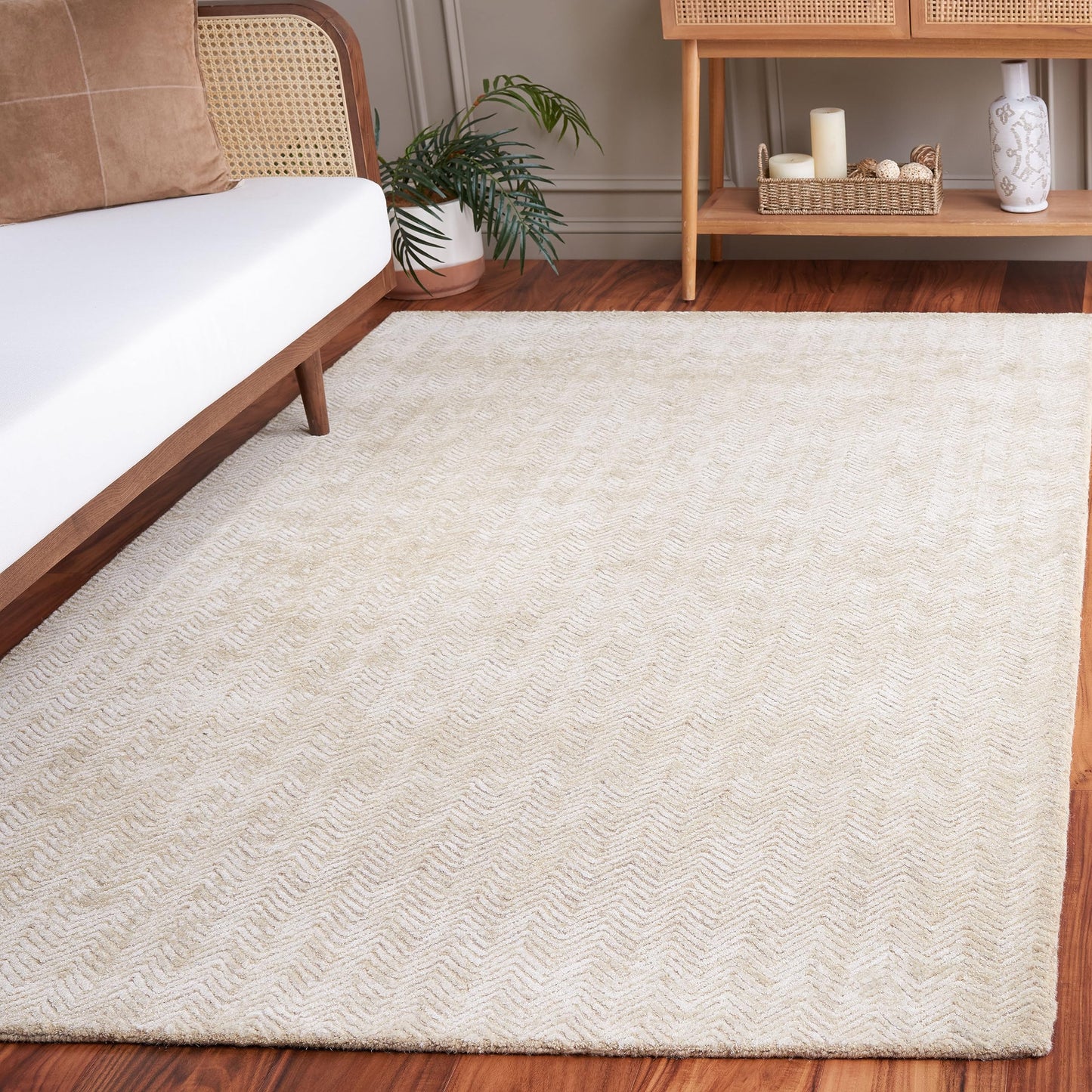 SAFAVIEH Glamour Collection Area Rug - 4' x 6', Gold & Ivory, Handmade Wool & Viscose, Ideal for Living Room, Bedroom, Dining (GLM403D-4)