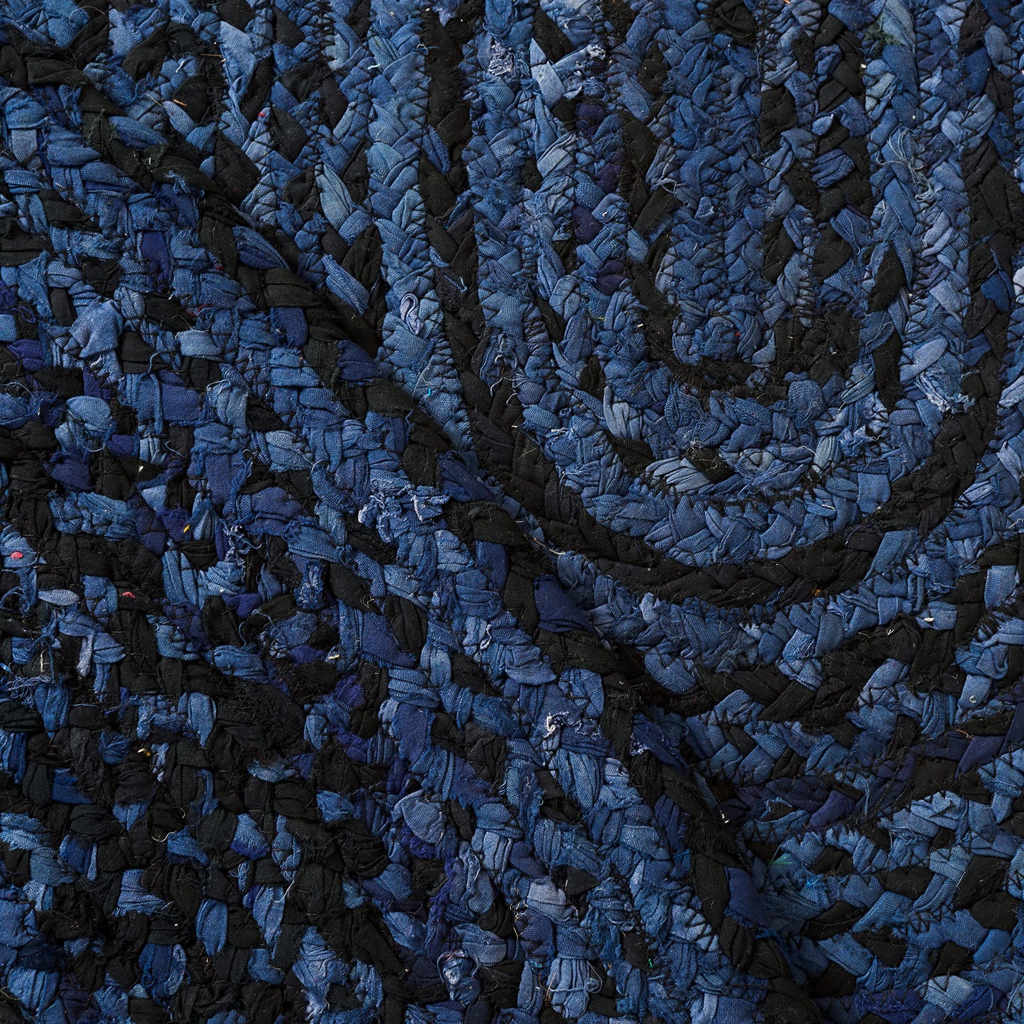 SAFAVIEH Braided Collection Area Rug - 5' Round, Navy & Black, Handmade Country Cottage Reversible Cotton, Ideal for High Traffic Areas in Living Room, Bedroom (BRD452N)