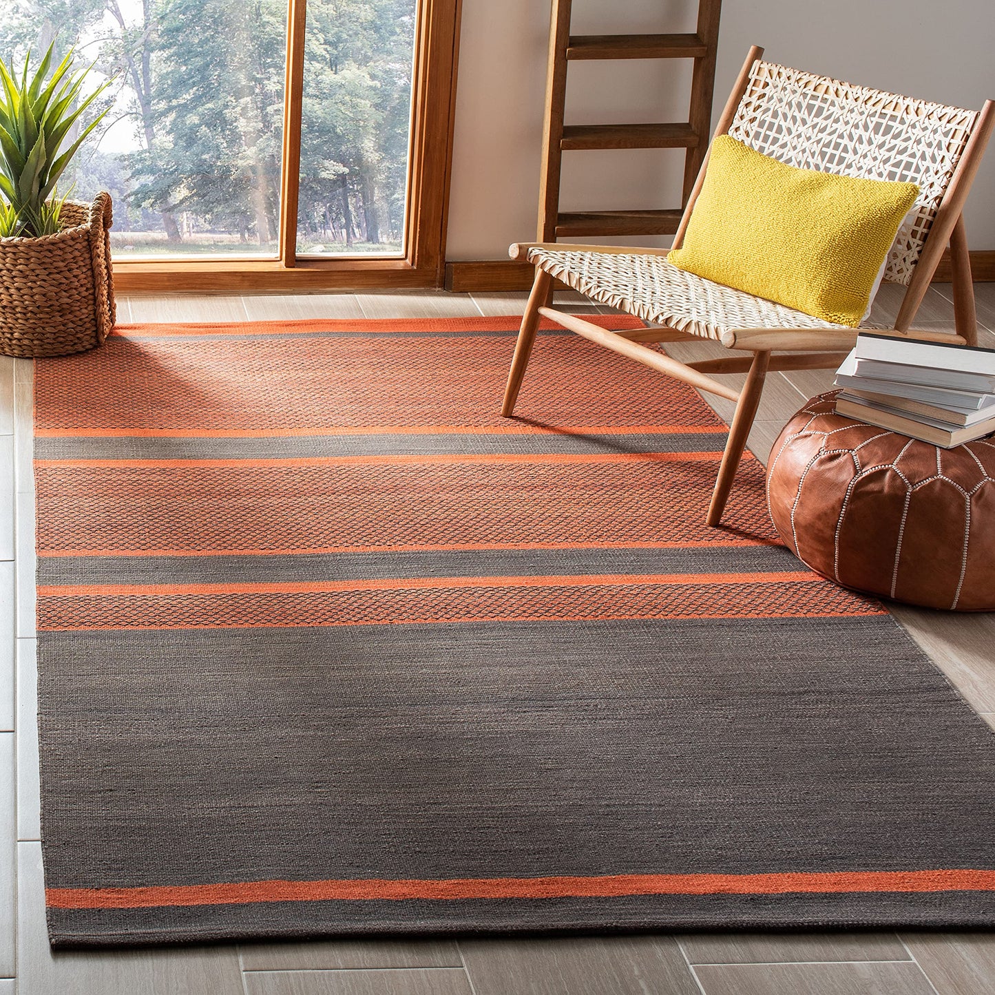 SAFAVIEH Kilim Collection Accent Rug - 4' x 6', Dark Grey & Orange, Handmade Flat Weave Wool, Ideal for High Traffic Areas in Entryway, Living Room, Bedroom (KLM952C)