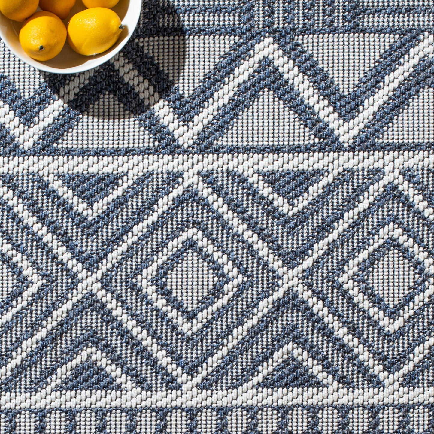 SAFAVIEH Washable Rug Outdoor Bermuda Collection - 9' x 12', Navy & Cream, Non-Shedding & Easy to Clean, Ideal for Patio, Backyard, Mudroom (BMU818N)