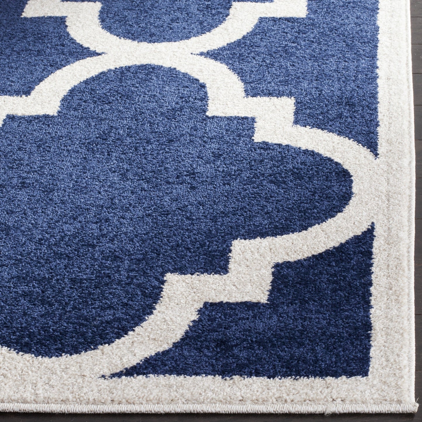 SAFAVIEH Area Rug 8x10 - Amherst Collection - Large - Navy & Beige, Moroccan Trellis Pattern, Non-Shedding & Easy Cleaning, Ideal for Living Room, Bedroom, Office, Dining Space (AMT423P)