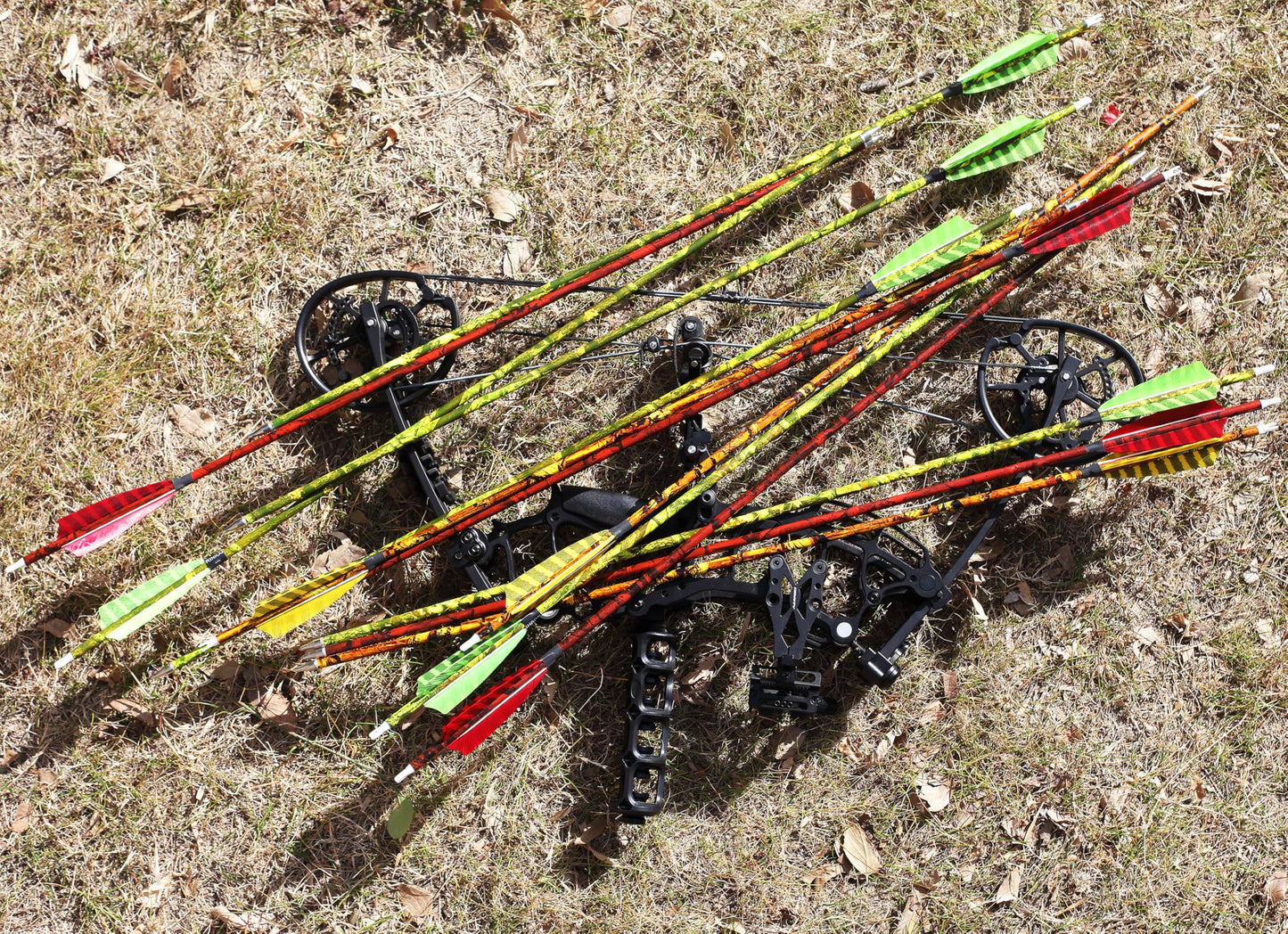 CENWTY 30 Inch Archery Carbon Arrows 500 Spine Camo Hunting Arrows with 4" Turkey Feather and Removable Tips Target Arrows for Compound Bow Recurve Bow Traditional Bow (12, Yellow)
