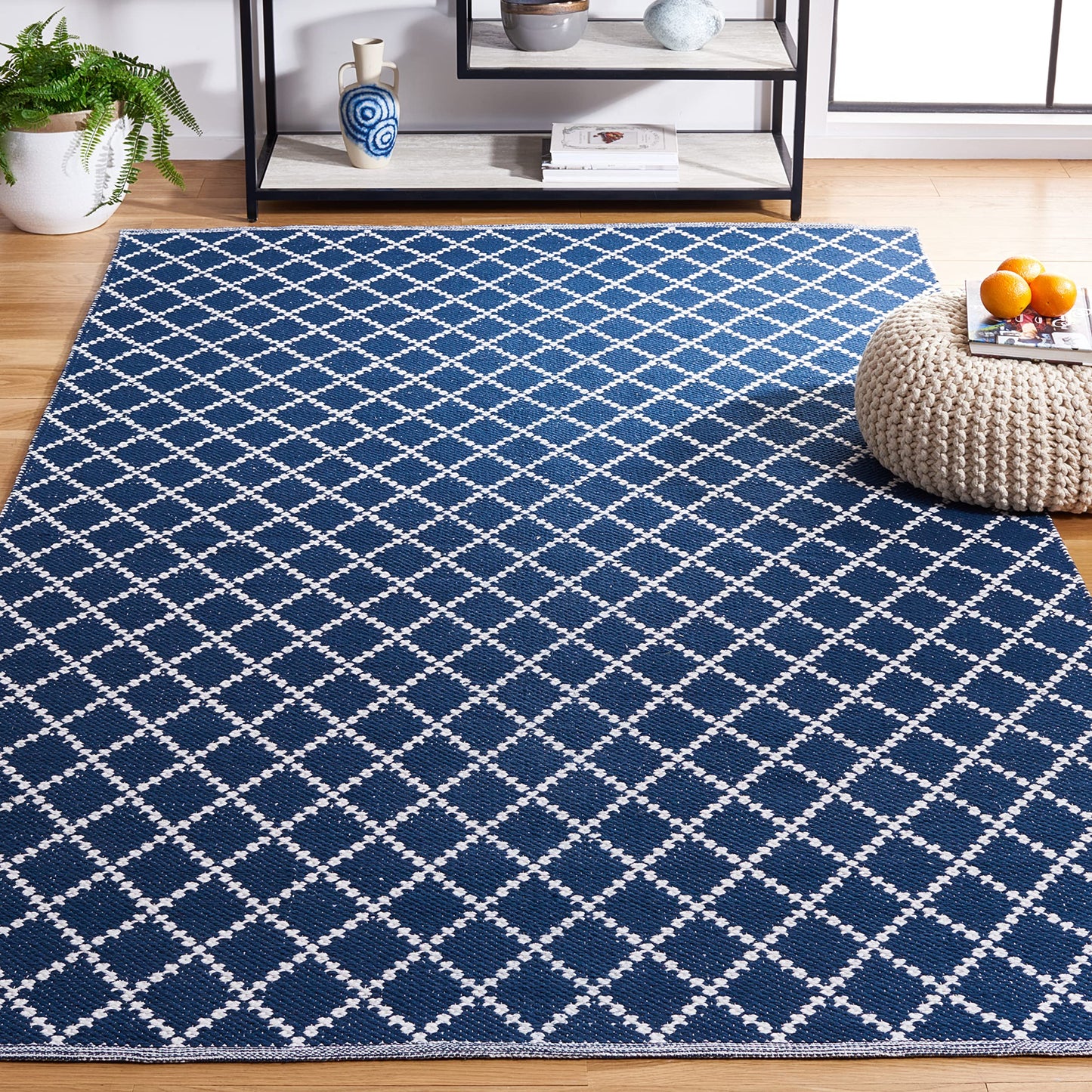 SAFAVIEH Montauk Collection Area Rug - 5' x 8', Navy & Ivory, Flat Weave Geometric Trellis Cotton Design, Easy Care, Ideal for High Traffic Areas in Living Room, Bedroom (MTK706N)