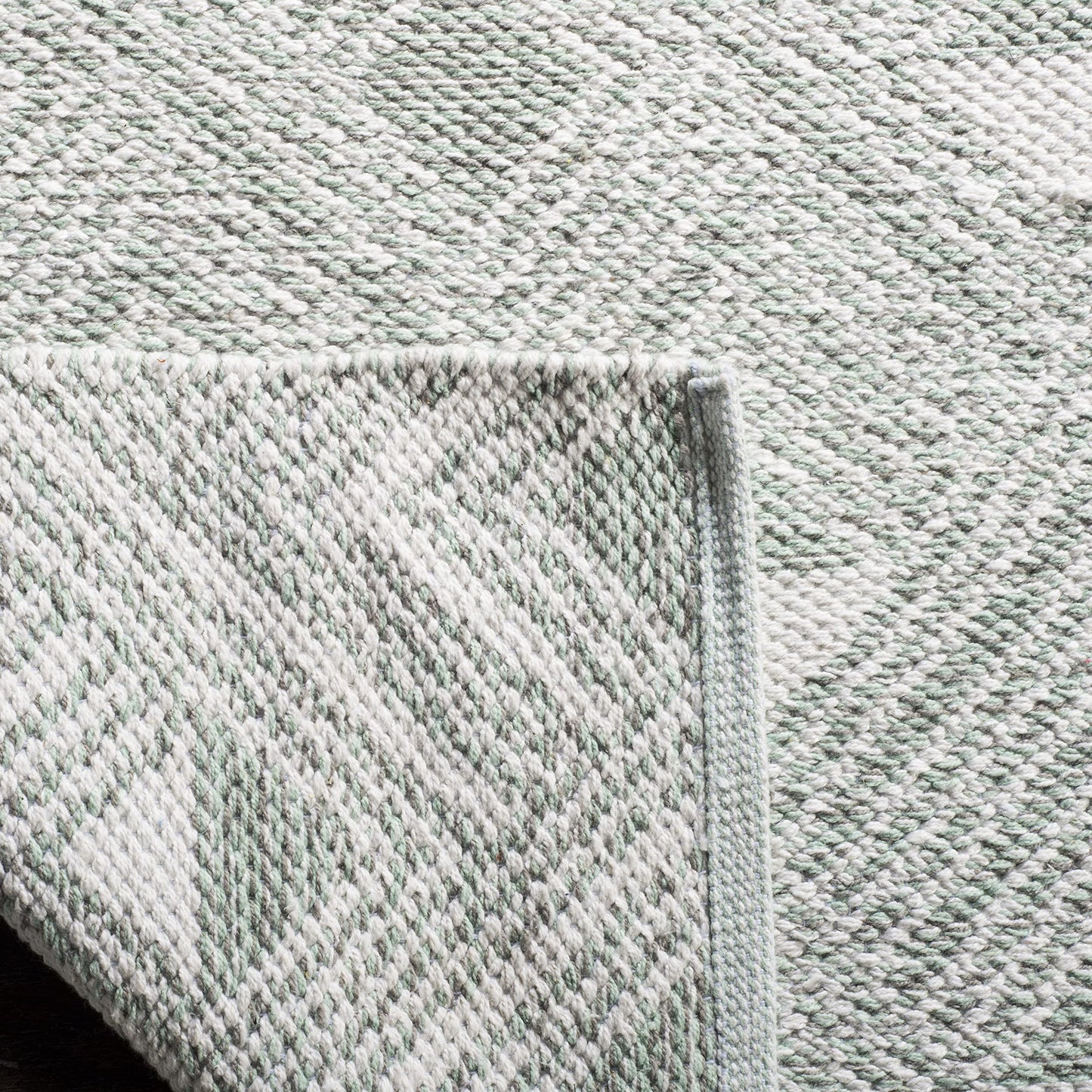 SAFAVIEH Montauk Collection Accent Rug - 3' x 5', Light Green & Ivory, Handmade Cotton, Ideal for High Traffic Areas in Entryway, Living Room, Bedroom (MTK614G)