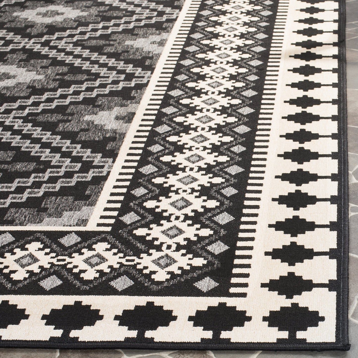 SAFAVIEH Washable Rug Outdoor Veranda Collection - 4' x 5'7", Black & Cream, Non-Shedding & Easy to Clean, Ideal for Patio, Backyard, Mudroom (VER099-0421)