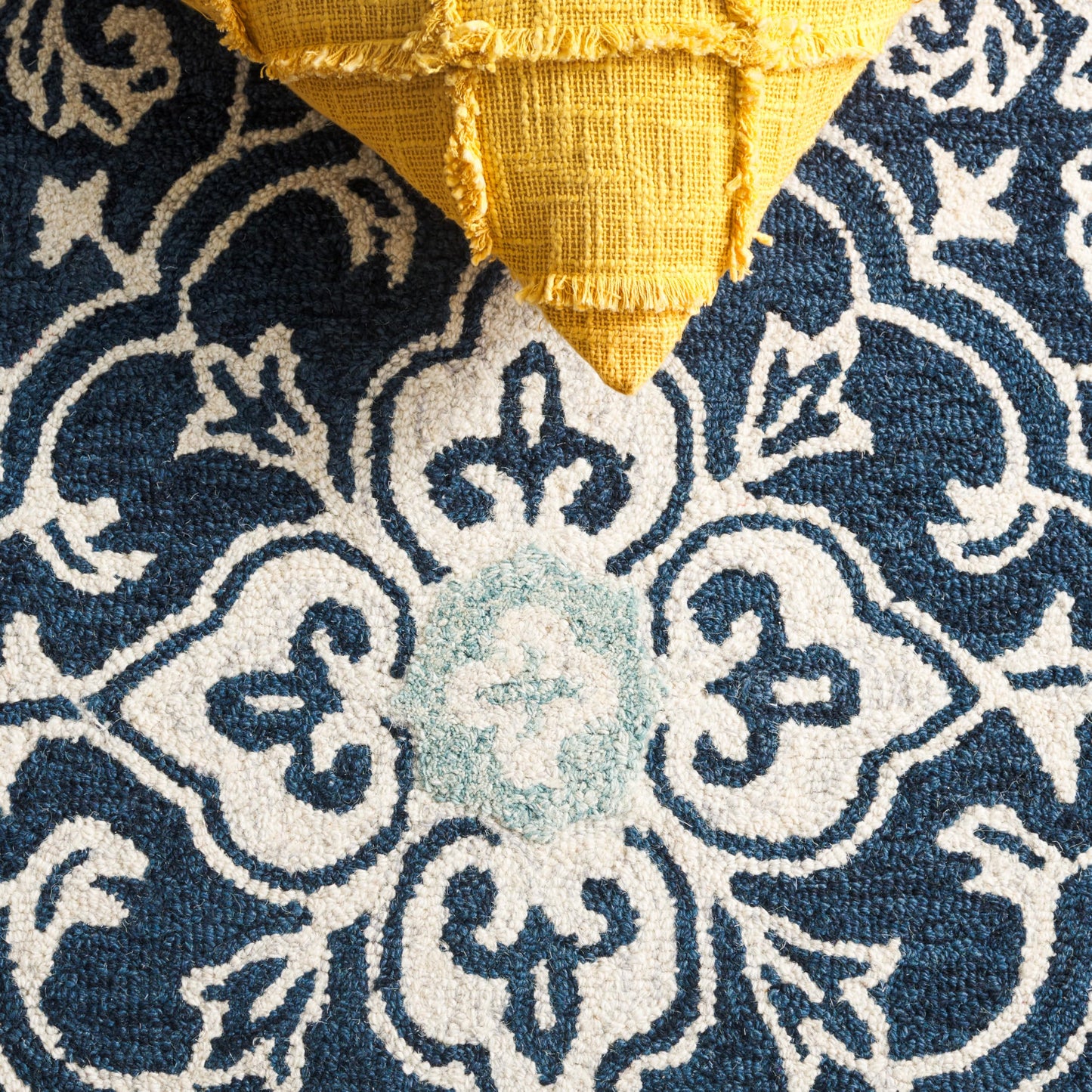 SAFAVIEH Roslyn Collection Area Rug - 5' x 8', Navy & Light Blue, Handmade Floral Wool, Ideal for High Traffic Areas in Living Room, Bedroom (ROS603N)