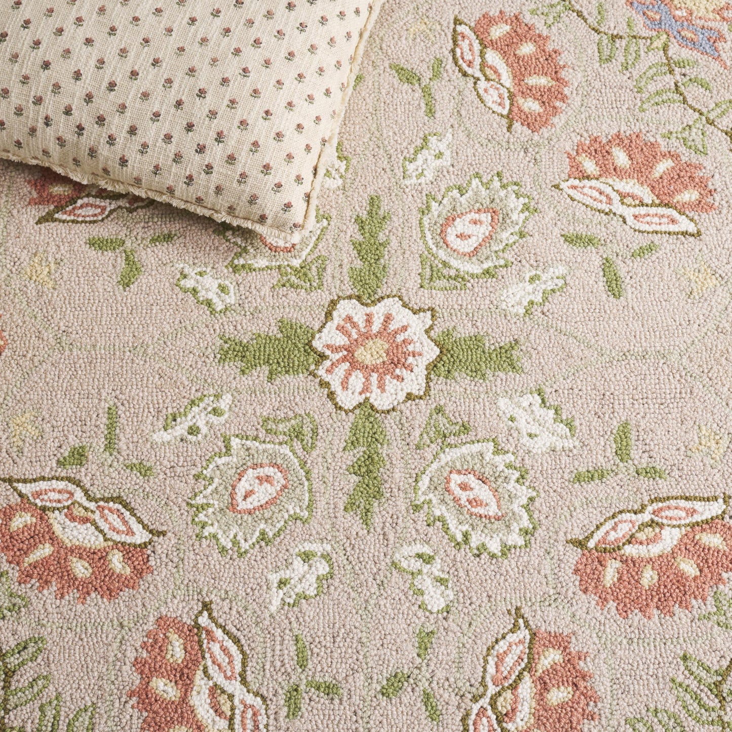 SAFAVIEH Chelsea Collection Area Rug - 7'6" x 9'6" Oval, Beige & Green, Hand-Hooked French Country Wool, Ideal for High Traffic Areas in Living Room, Bedroom (HK330A)
