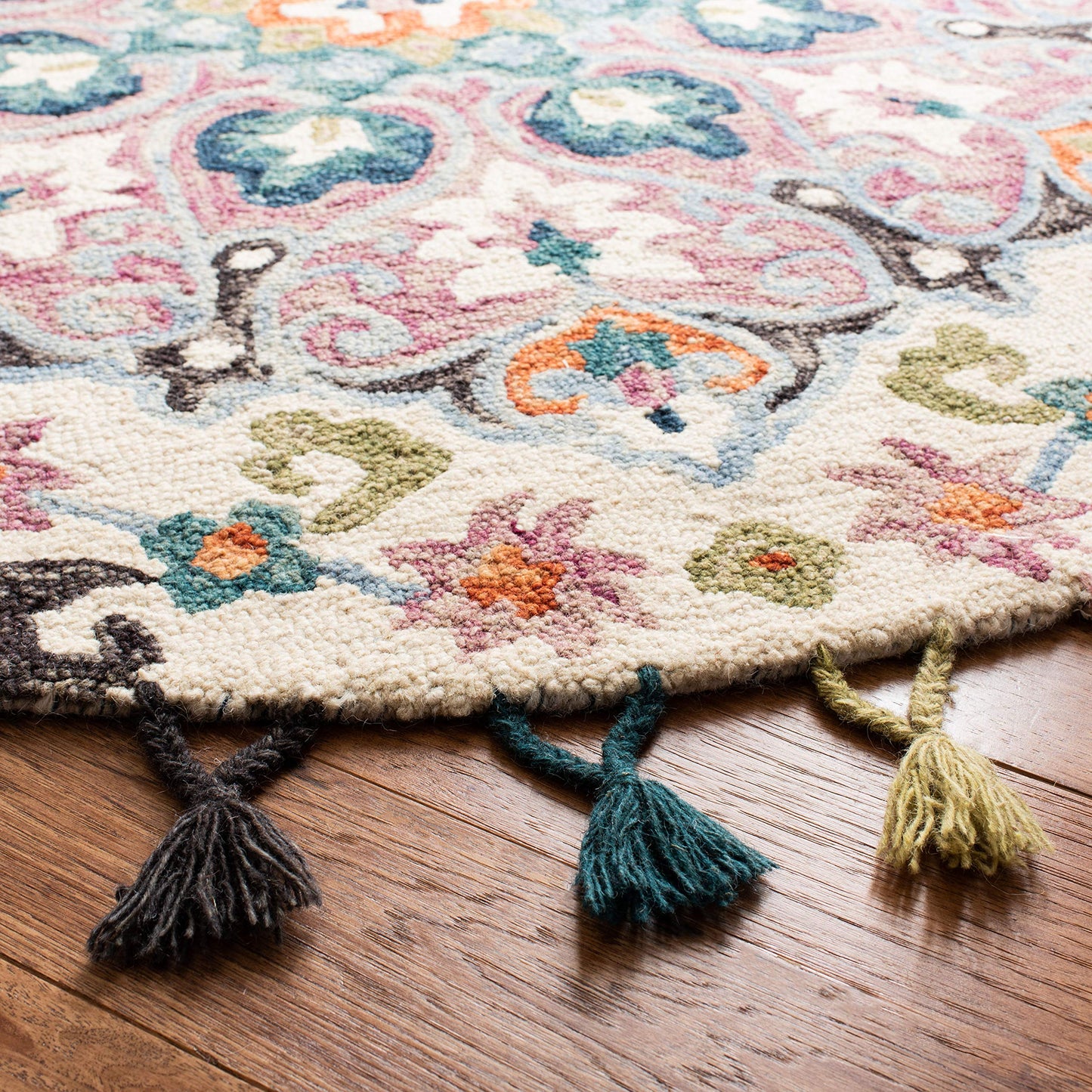 SAFAVIEH Novelty Collection 5' Round Pink / Blue NOV576M Handmade Boho Floral Tassel Wool Area Rug