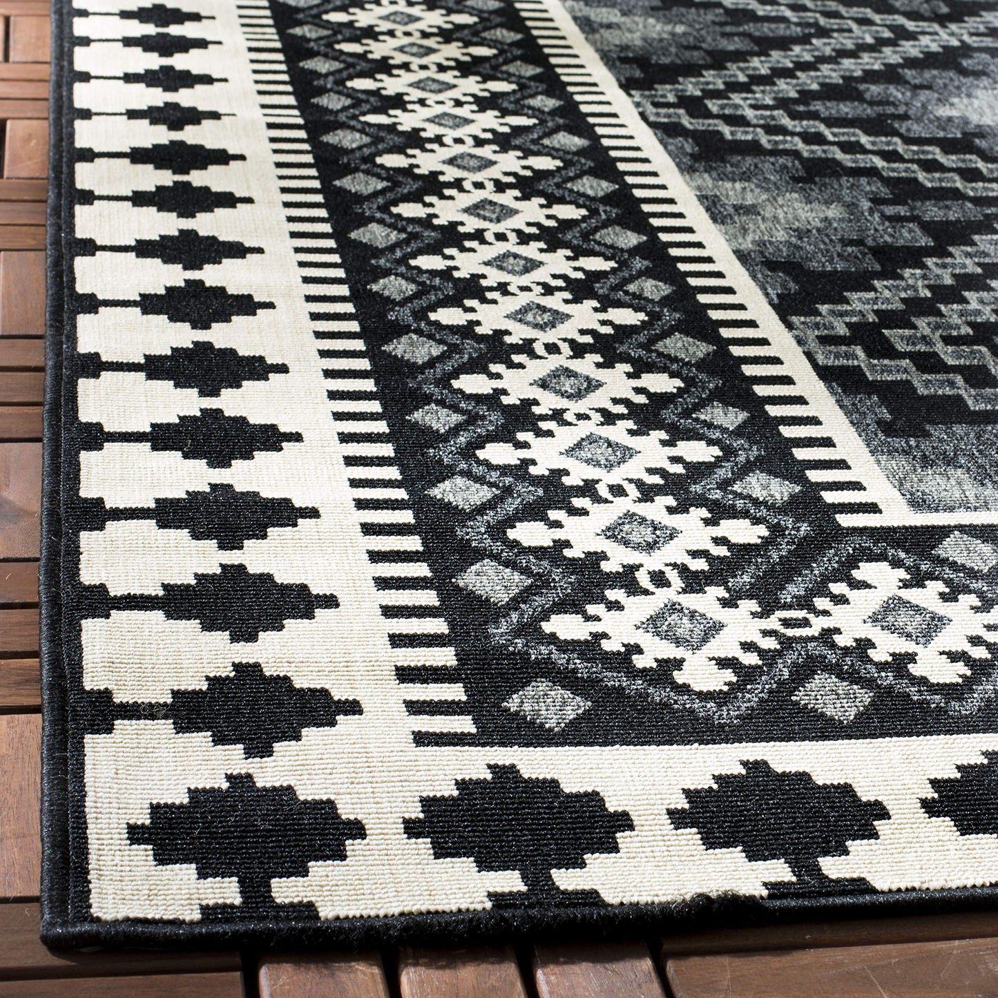 SAFAVIEH Washable Rug Outdoor Veranda Collection - 4' x 5'7", Black & Cream, Non-Shedding & Easy to Clean, Ideal for Patio, Backyard, Mudroom (VER099-0421)
