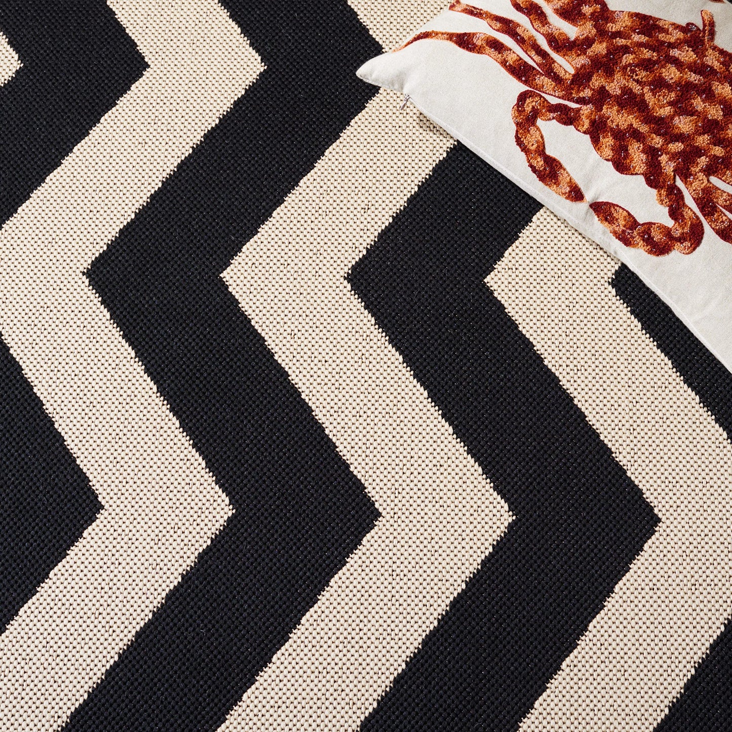 SAFAVIEH Courtyard Collection 2'7" x 5' Black/Beige CY6245 Indoor/ Outdoor Waterproof Easy-Cleaning Patio Backyard Mudroom Area-Rug