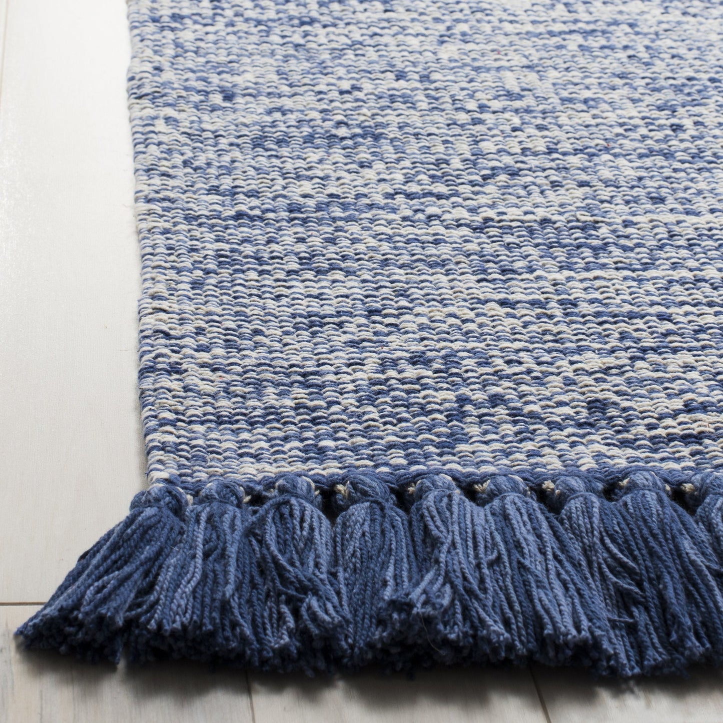 SAFAVIEH Montauk Collection Area Rug - 5' x 8', Blue, Handmade Tassel Cotton, Ideal for High Traffic Areas in Living Room, Bedroom (MTK610B)