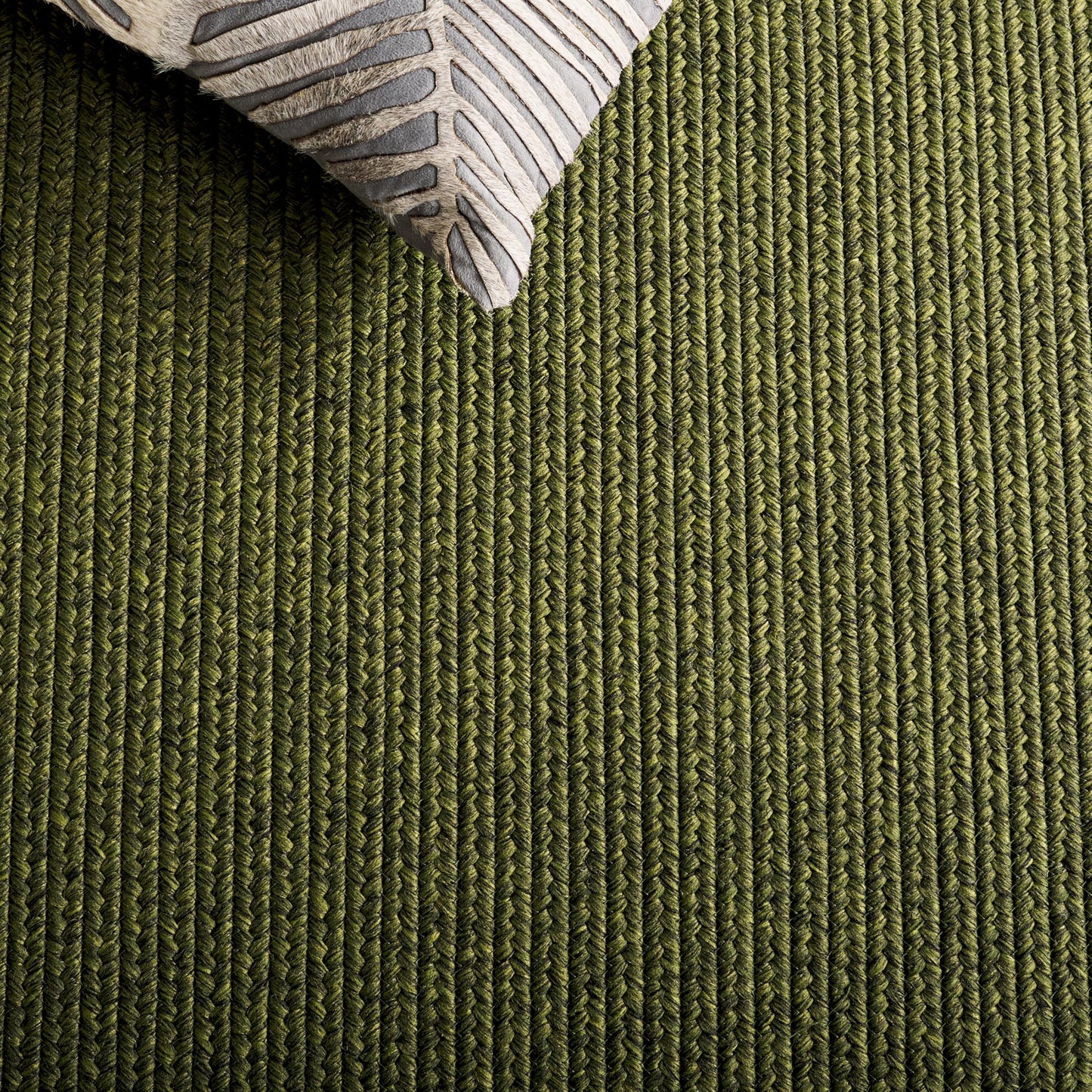SAFAVIEH Washable Rug Outdoor Braided Collection - 3' x 5' Oval, Green, Handmade & Reversible, Non-Shedding & Easy to Clean, Ideal for Patio, Backyard, Mudroom (BRD315A)