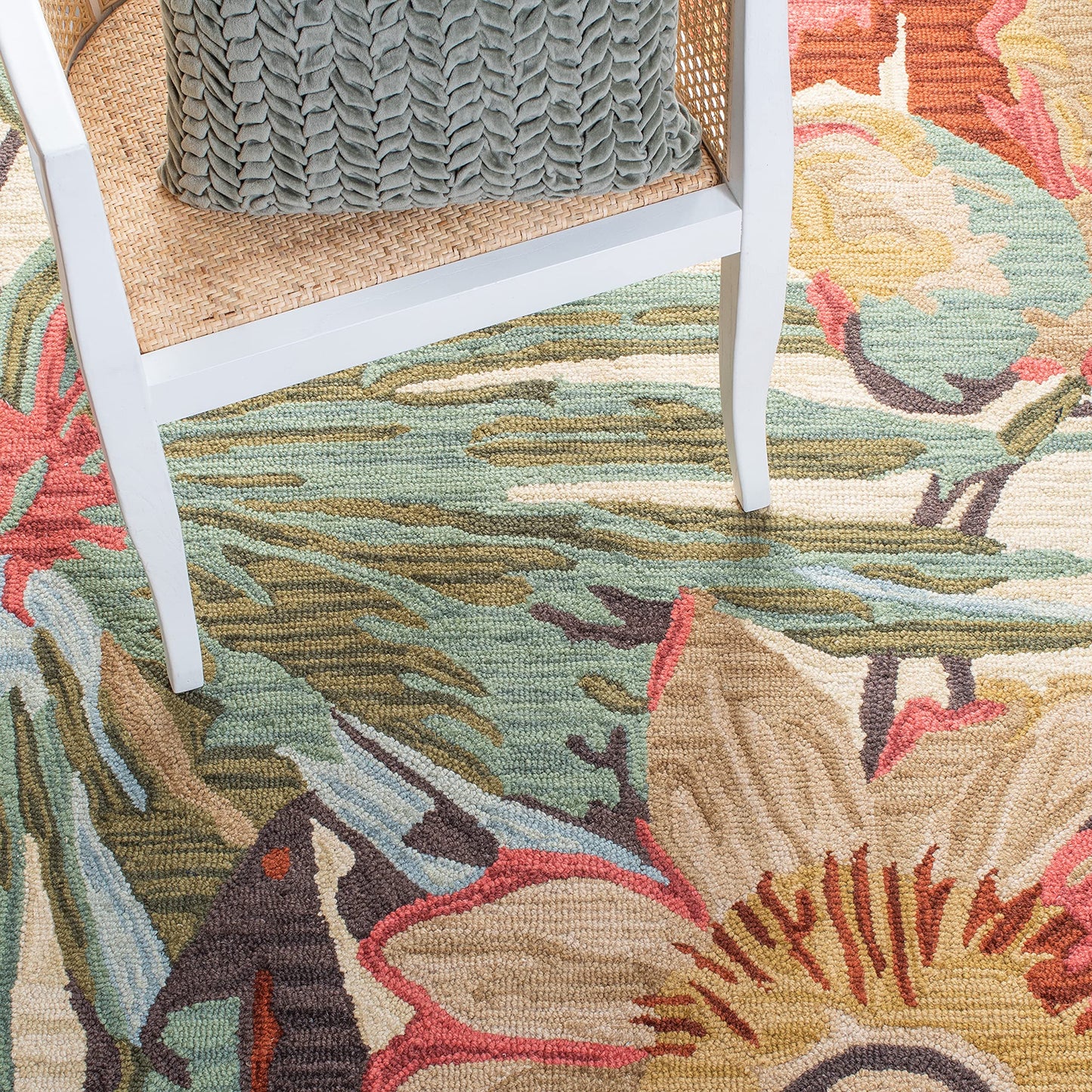 SAFAVIEH Jardin Collection Area Rug - 5' Round, Ivory & Multi, Handmade Wool, Floral Design, Ideal for Living Room, Bedroom, Dining Space (JAR325A)