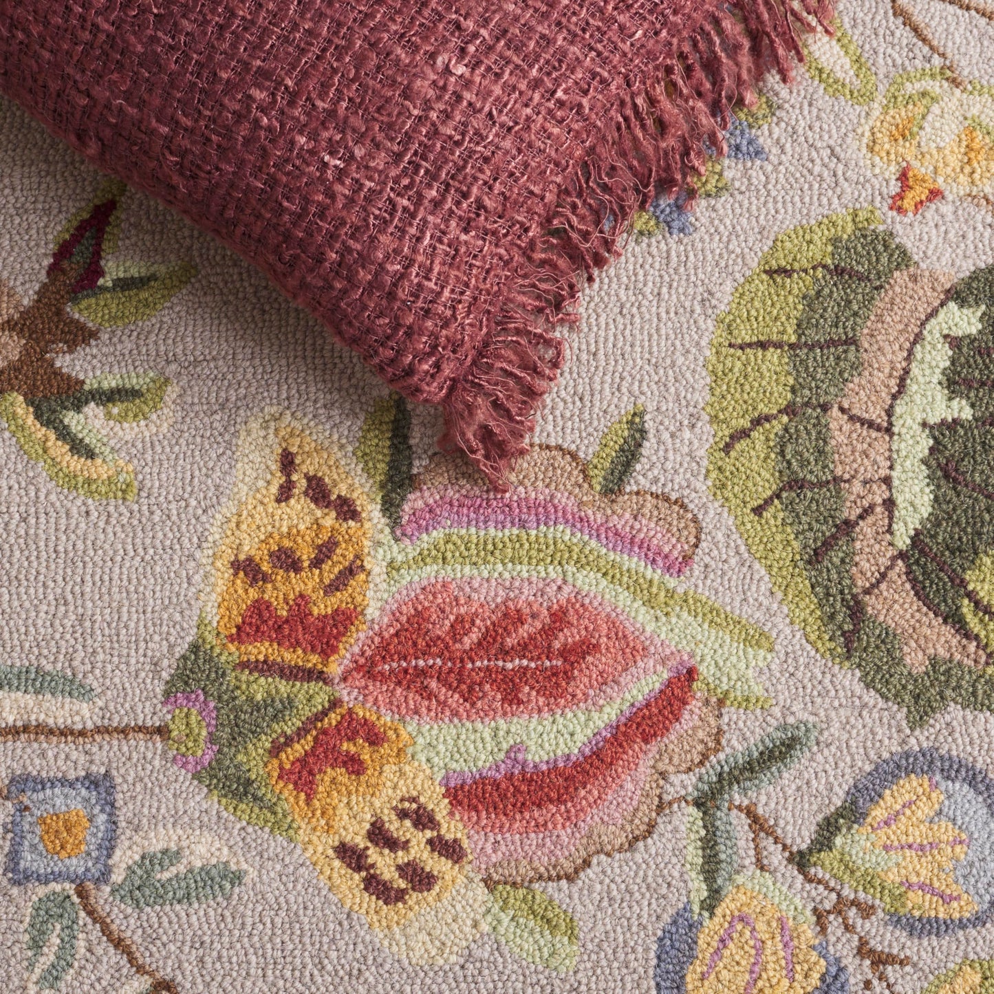 SAFAVIEH Chelsea Collection Area Rug - 4'6" x 6'6" Oval, Sage, Hand-Hooked French Country Wool, Ideal for High Traffic Areas in Living Room, Bedroom (HK331C)