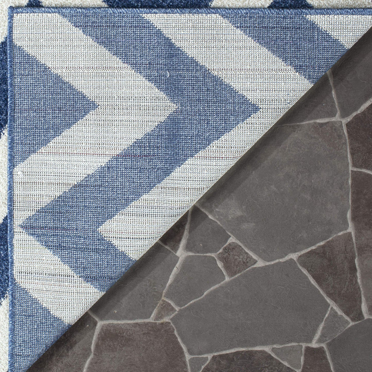SAFAVIEH Amherst Collection Runner Rug - 2'3" x 7', Navy & Beige, Chevron Design, Non-Shedding & Easy Care, Ideal for High Traffic Areas in Living Room, Bedroom (AMT419P)
