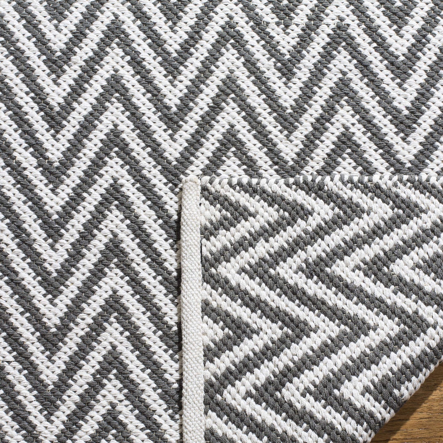 SAFAVIEH Montauk Collection Area Rug - 5' x 7', Grey & Ivory, Handmade Chevron Cotton, Ideal for High Traffic Areas in Living Room, Bedroom (MTK812A)