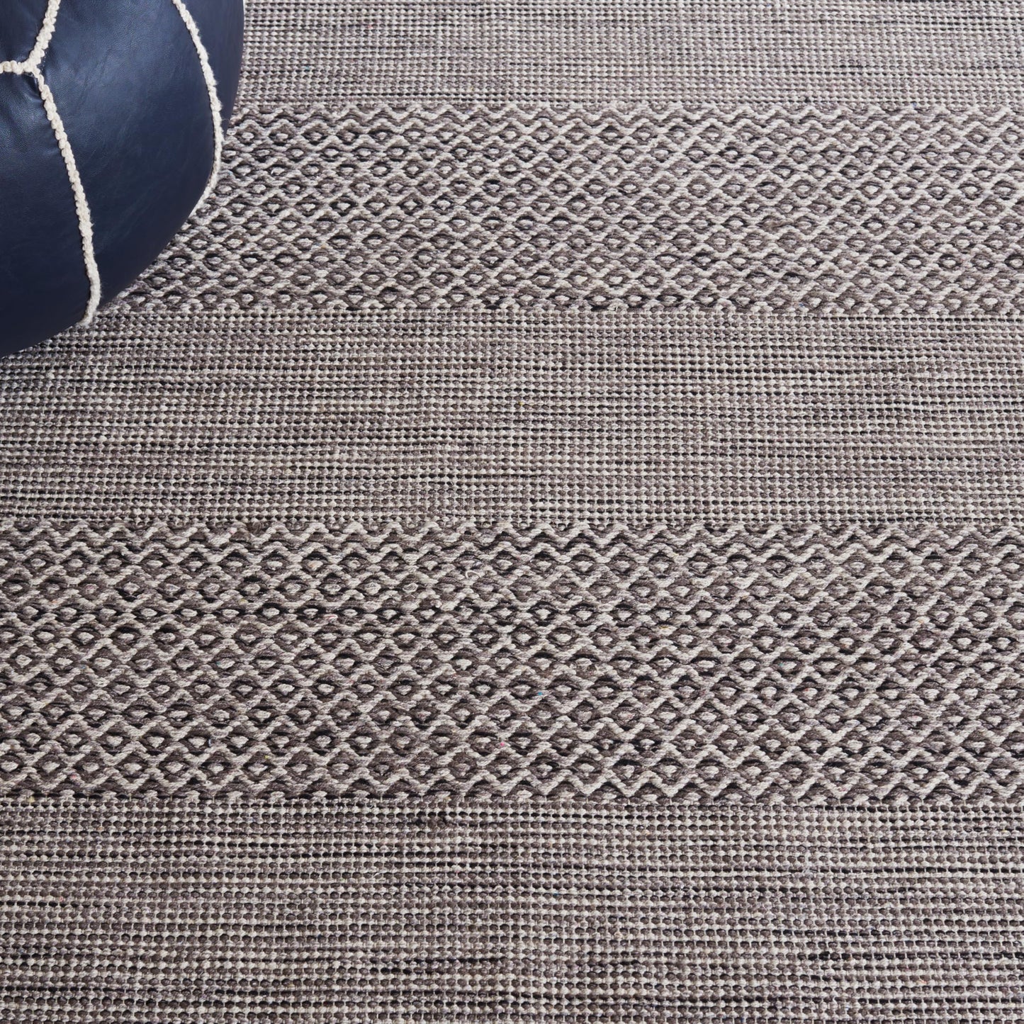 SAFAVIEH Montauk Collection Area Rug - 8' x 10', Ivory & Anthracite, Handmade Flat Weave Boho Farmhouse Cotton Tassel Fringe, Ideal for High Traffic Areas in Living Room, Bedroom (MTK330N)