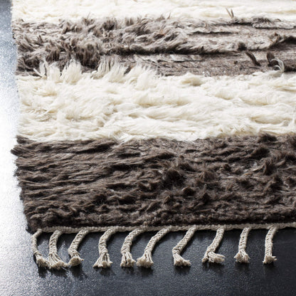SAFAVIEH Kenya Collection Accent Rug - 4' x 6', Ivory & Grey, Hand-Knotted Tribal Tassel Wool, Ideal for High Traffic Areas in Entryway, Living Room, Bedroom (KNY226A)