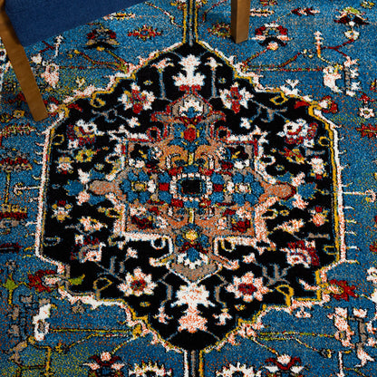 SAFAVIEH Vintage Hamadan Collection Accent Rug - 4' x 6', Blue & Red, Oriental Medallion Design, Non-Shedding & Easy Care, Ideal for High Traffic Areas in Entryway, Living Room, Bedroom (VTH266M)