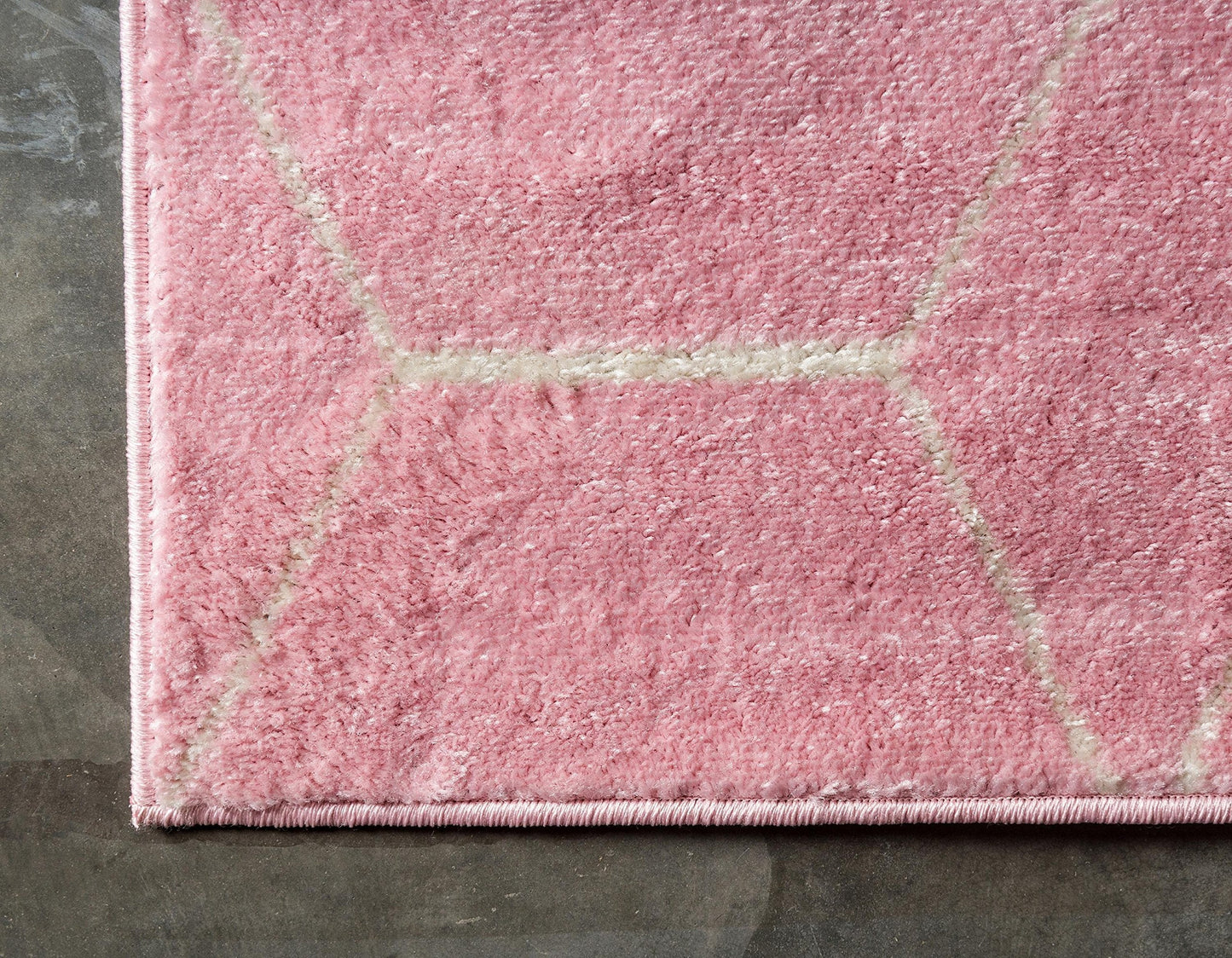 Unique Loom Trellis Frieze Collection Area Rug - Geometric (4' 1" x 6' 1", Light Pink/ Ivory)