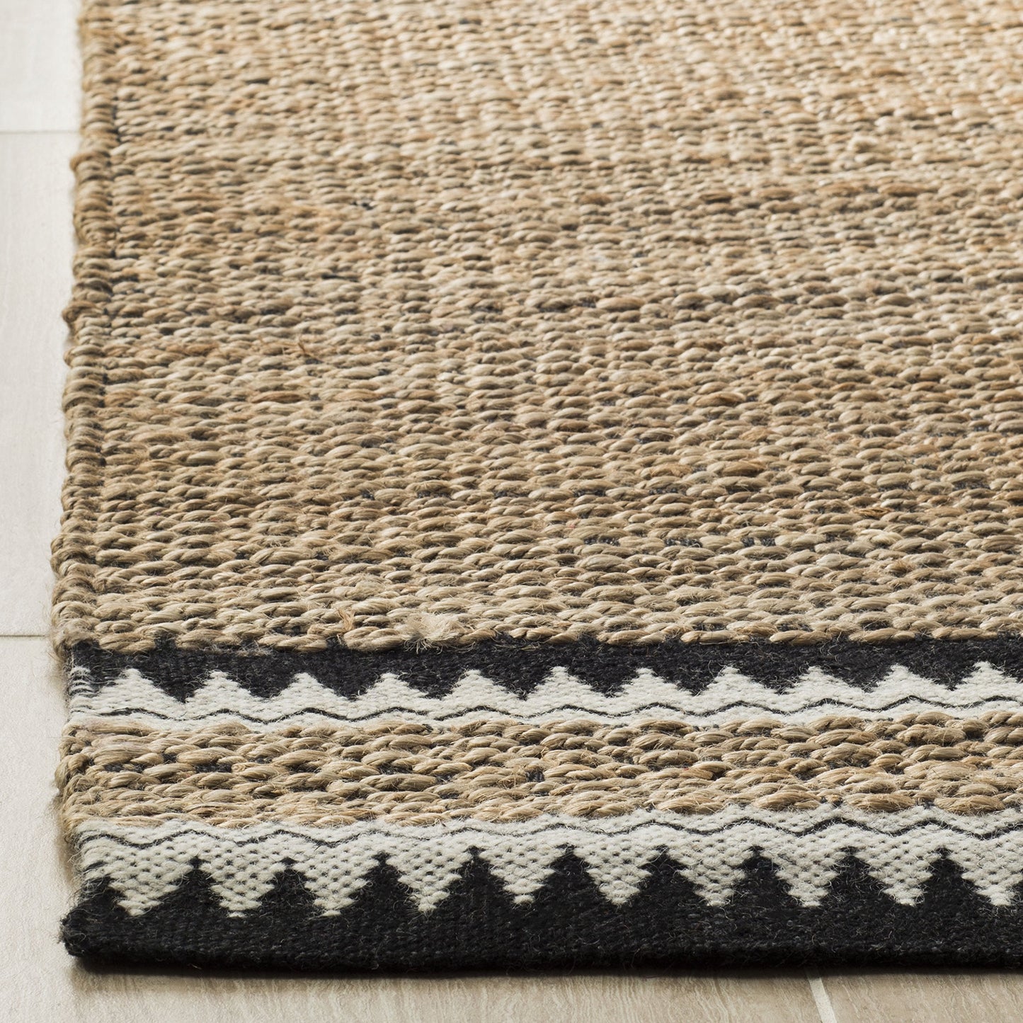SAFAVIEH Natural Fiber Collection Area Rug - 5' Square, Natural & Black, Handmade Farmhouse Boho Coastal Rustic Jute, Ideal for High Traffic Areas in Living Room, Bedroom (NF874B)