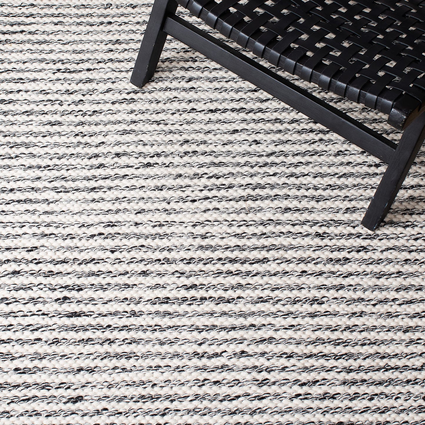 SAFAVIEH Kilim Collection Area Rug - 6' x 9', Black & Ivory, Flat Weave Wool Design, Ideal for High Traffic Areas in Living Room, Bedroom (KLM378Z)