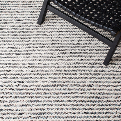 SAFAVIEH Kilim Collection Area Rug - 6' x 9', Black & Ivory, Flat Weave Wool Design, Ideal for High Traffic Areas in Living Room, Bedroom (KLM378Z)
