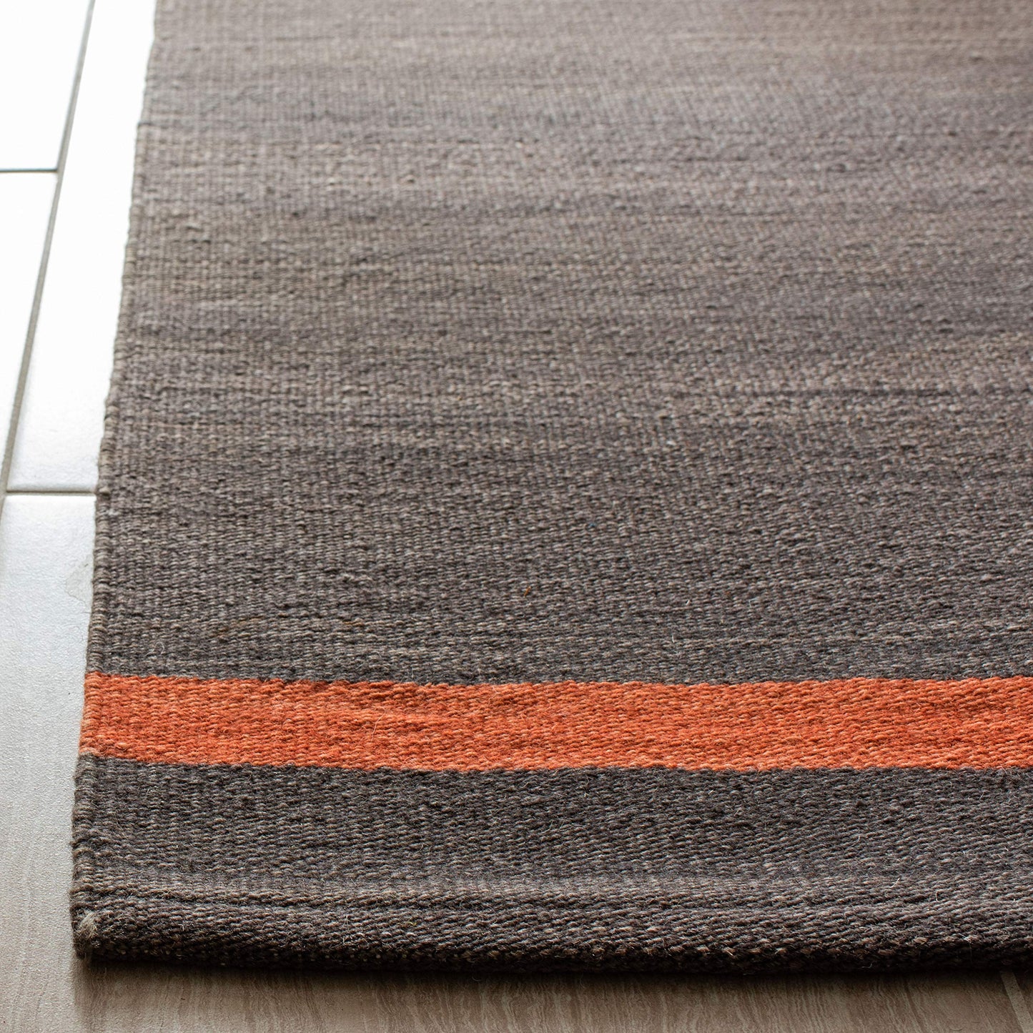 SAFAVIEH Kilim Collection Accent Rug - 4' x 6', Dark Grey & Orange, Handmade Flat Weave Wool, Ideal for High Traffic Areas in Entryway, Living Room, Bedroom (KLM952C)