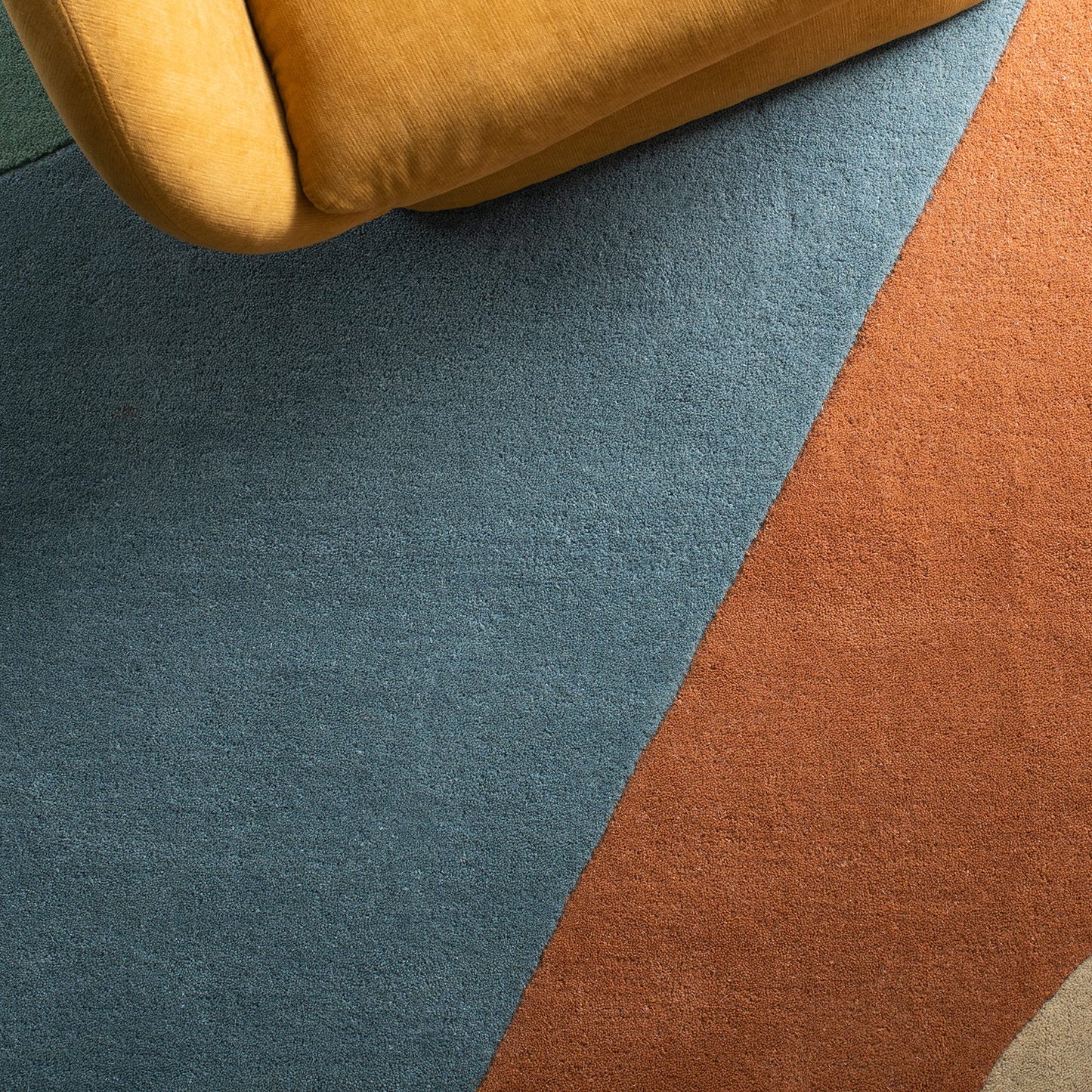 SAFAVIEH Rodeo Drive Collection Area Rug - 7'6" x 9'6", Gold, Handmade Mid-Century Modern Abstract Wool, Ideal for High Traffic Areas in Living Room, Bedroom (RD863A)