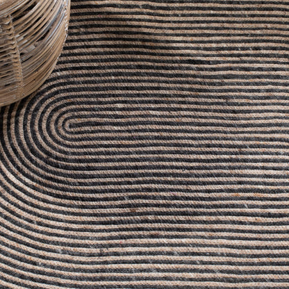 SAFAVIEH Braided Collection 4' x 6' Oval Beige/Black BRD904B Handmade Country Cottage Reversible Wool Entryway Foyer Living Room Bedroom Kitchen Area Rug