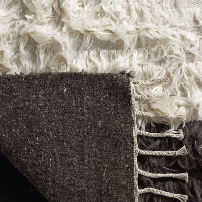 SAFAVIEH Kenya Collection Accent Rug - 4' x 6', Ivory & Grey, Hand-Knotted Tribal Tassel Wool, Ideal for High Traffic Areas in Entryway, Living Room, Bedroom (KNY226A)