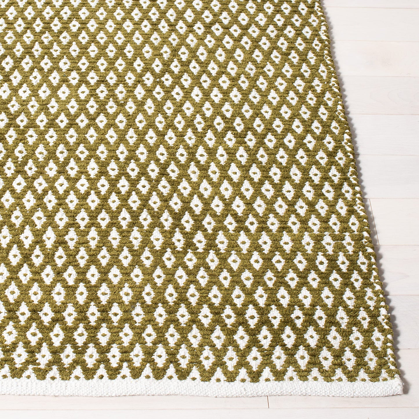 SAFAVIEH Boston Collection Area Rug - 4' Square, Olive, Handmade Flat Weave Cotton, Ideal for High Traffic Areas in Living Room, Bedroom (BOS685B)