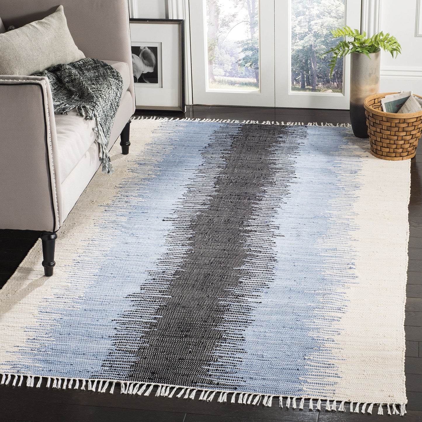 SAFAVIEH Montauk Collection Area Rug - 4' Square, Grey & Black, Handmade Stripe Fringe Cotton, Ideal for High Traffic Areas in Living Room, Bedroom (MTK710A)