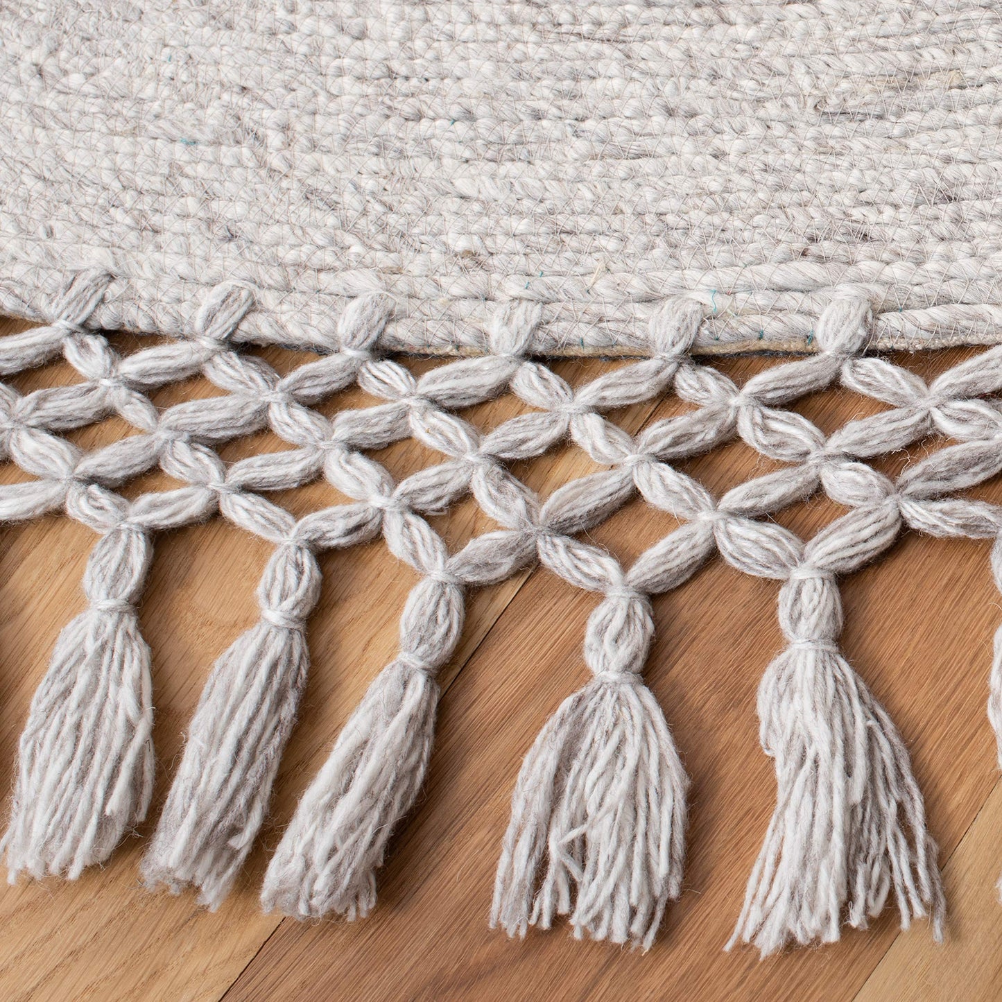 SAFAVIEH Sahara Collection Area Rug - 4' Round, Beige, Handmade Boho Tassel, Ideal for High Traffic Areas in Living Room, Bedroom (SAH490A)