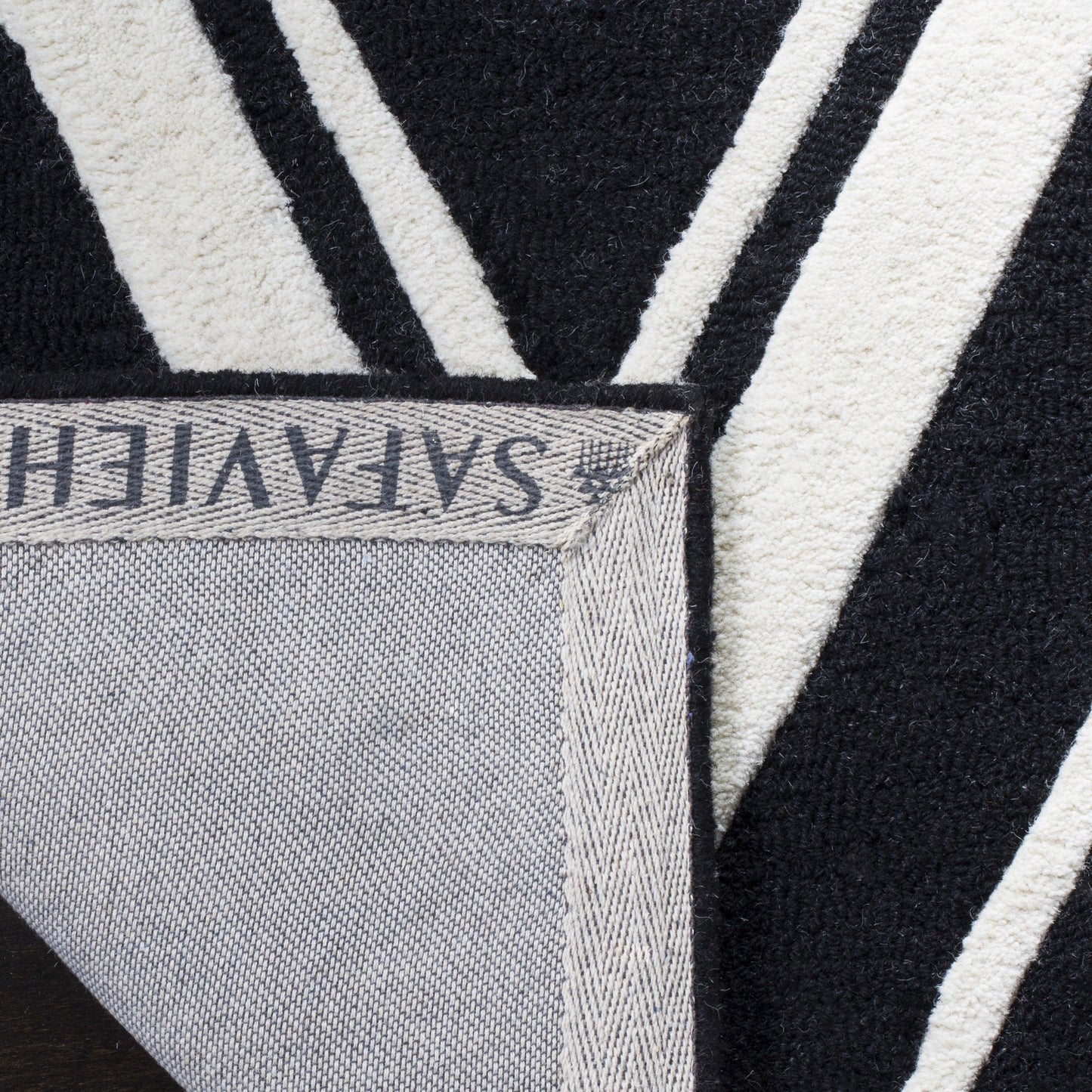 SAFAVIEH Cambridge Collection Area Rug - 5' x 8', Black & Ivory, Handmade Chevron Wool, Ideal for High Traffic Areas in Living Room, Bedroom (CAM711K)