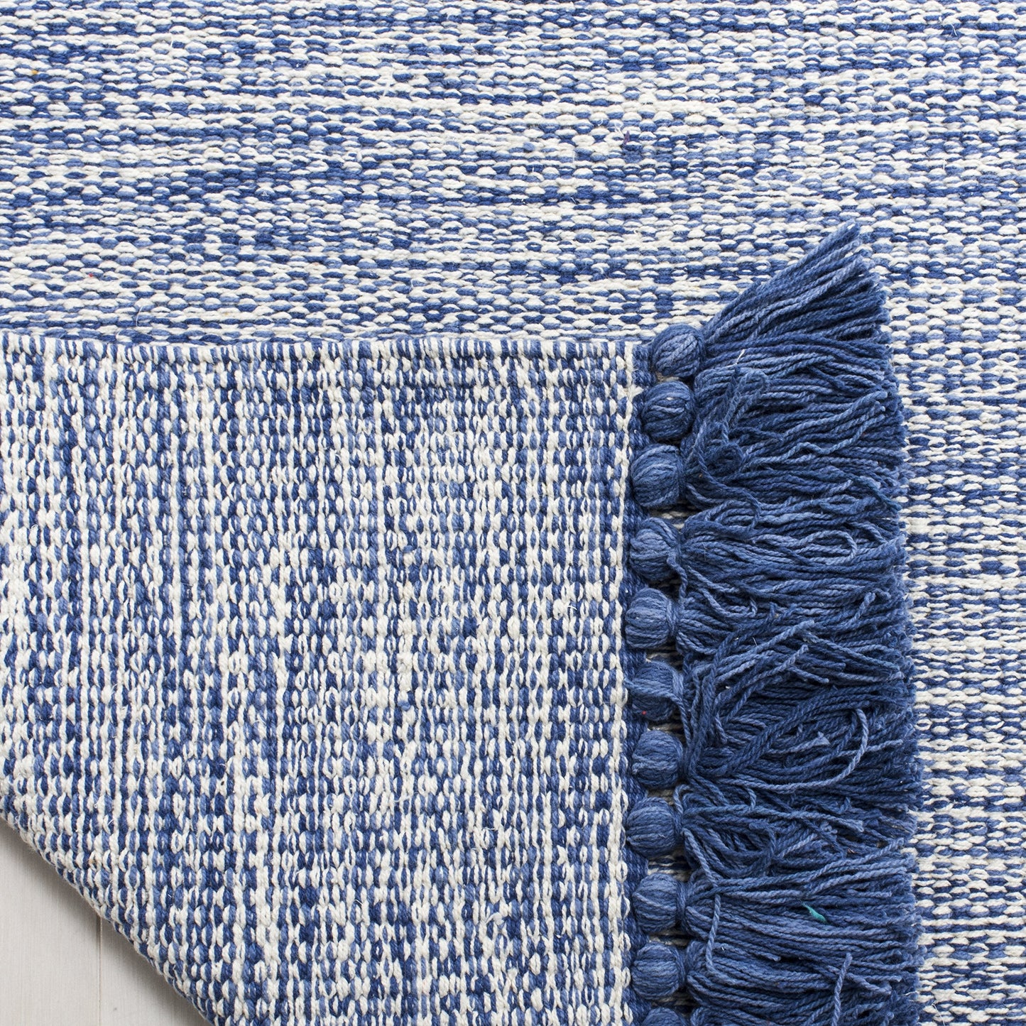 SAFAVIEH Montauk Collection Area Rug - 5' x 8', Blue, Handmade Tassel Cotton, Ideal for High Traffic Areas in Living Room, Bedroom (MTK610B)