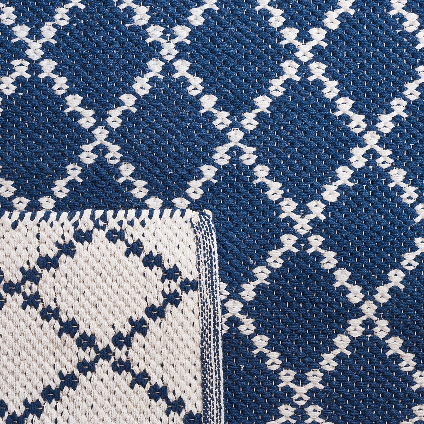 SAFAVIEH Montauk Collection Area Rug - 5' x 8', Navy & Ivory, Flat Weave Geometric Trellis Cotton Design, Easy Care, Ideal for High Traffic Areas in Living Room, Bedroom (MTK706N)