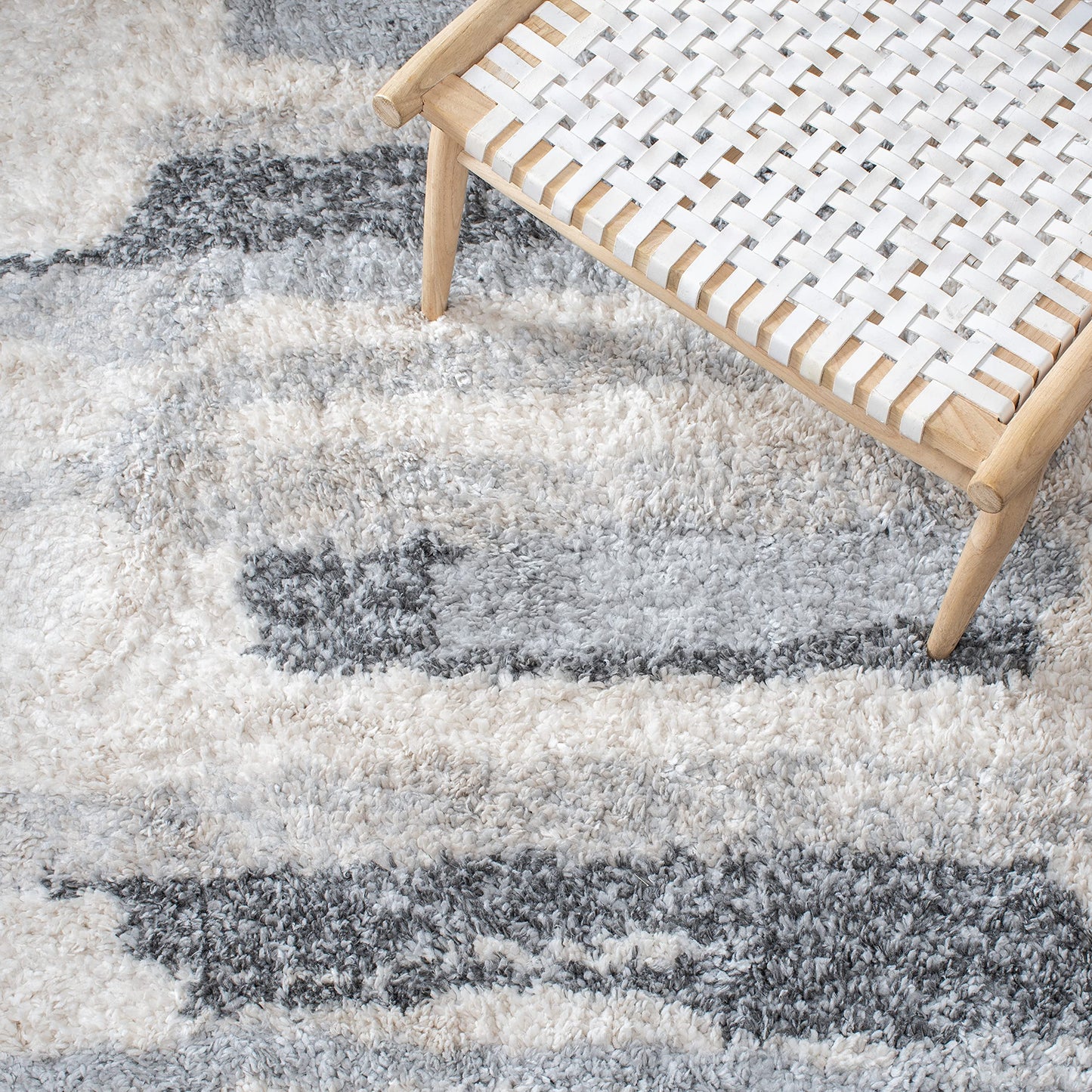 SAFAVIEH Fontana Shag Collection Accent Rug - 4' x 6', Grey & Ivory, Non-Shedding & Easy Care, 2-inch Thick Ideal for High Traffic Areas in Entryway, Living Room, Bedroom (FNT890F)