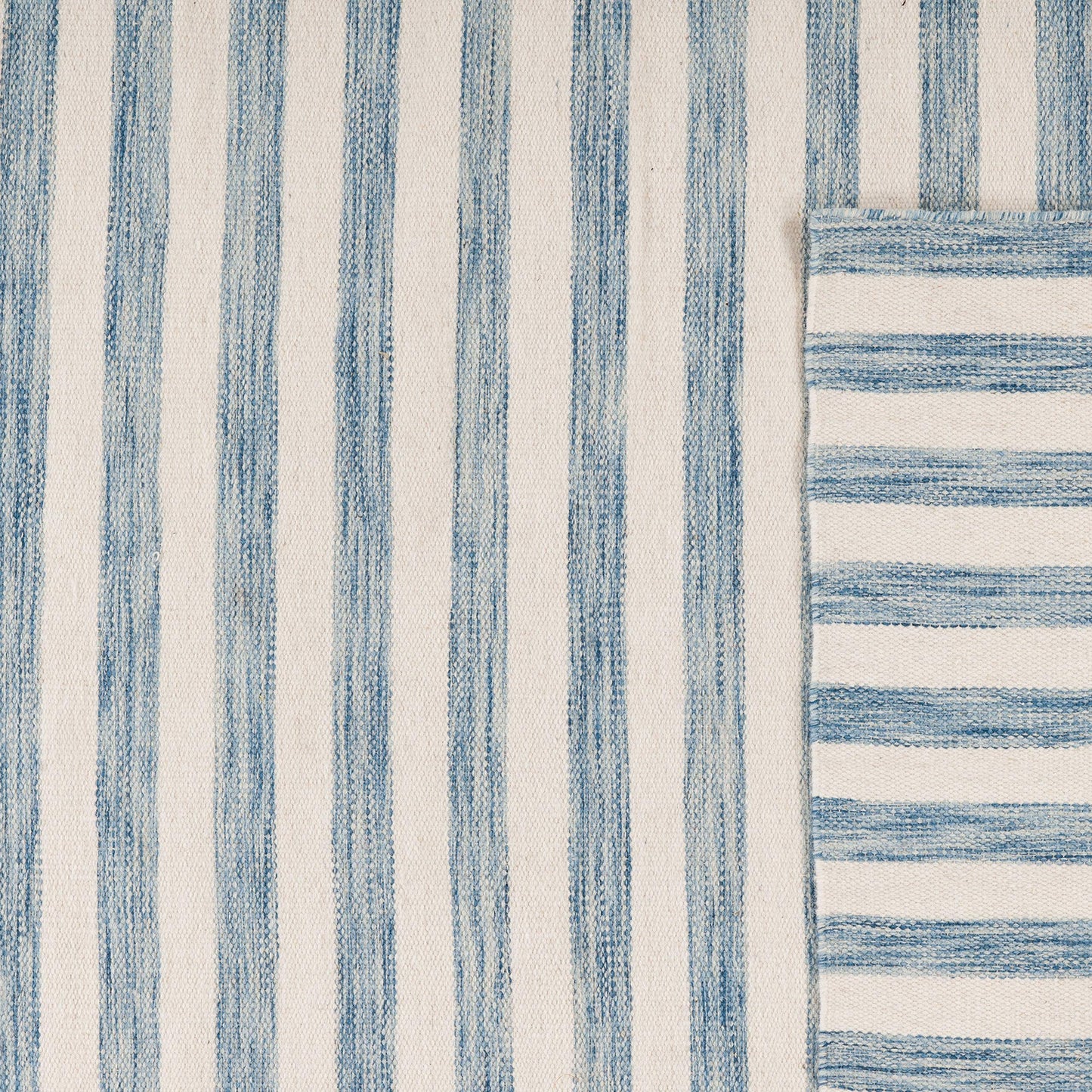 SAFAVIEH Dhurries Collection Area Rug - 6' Square, Blue & Ivory, Handmade Flat Weave Wool, Ideal for High Traffic Areas in Living Room, Bedroom (DHU575B)