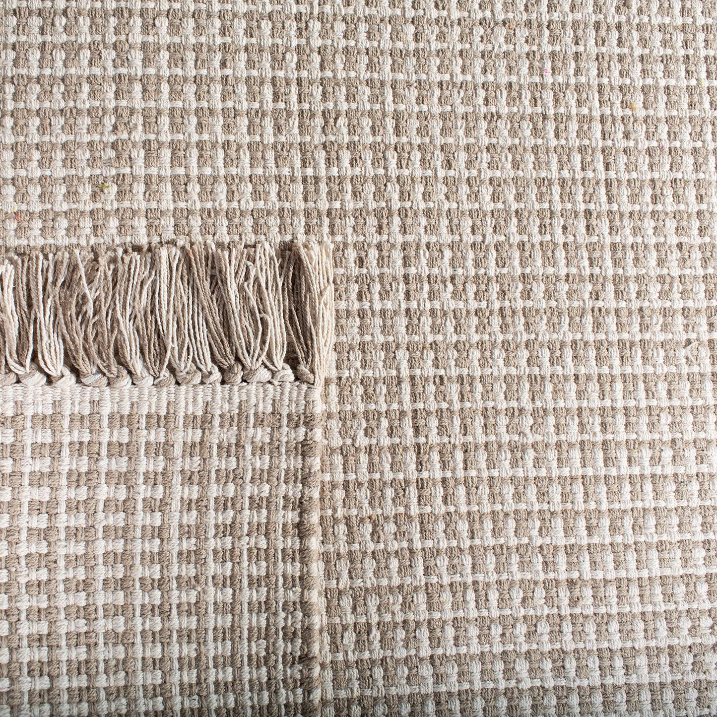 SAFAVIEH Montauk Collection Area Rug - 6' x 9', Ivory & Grey, Handmade Flat Weave Boho Farmhouse Cotton Tassel Fringe, Ideal for High Traffic Areas in Living Room, Bedroom (MTK340A)