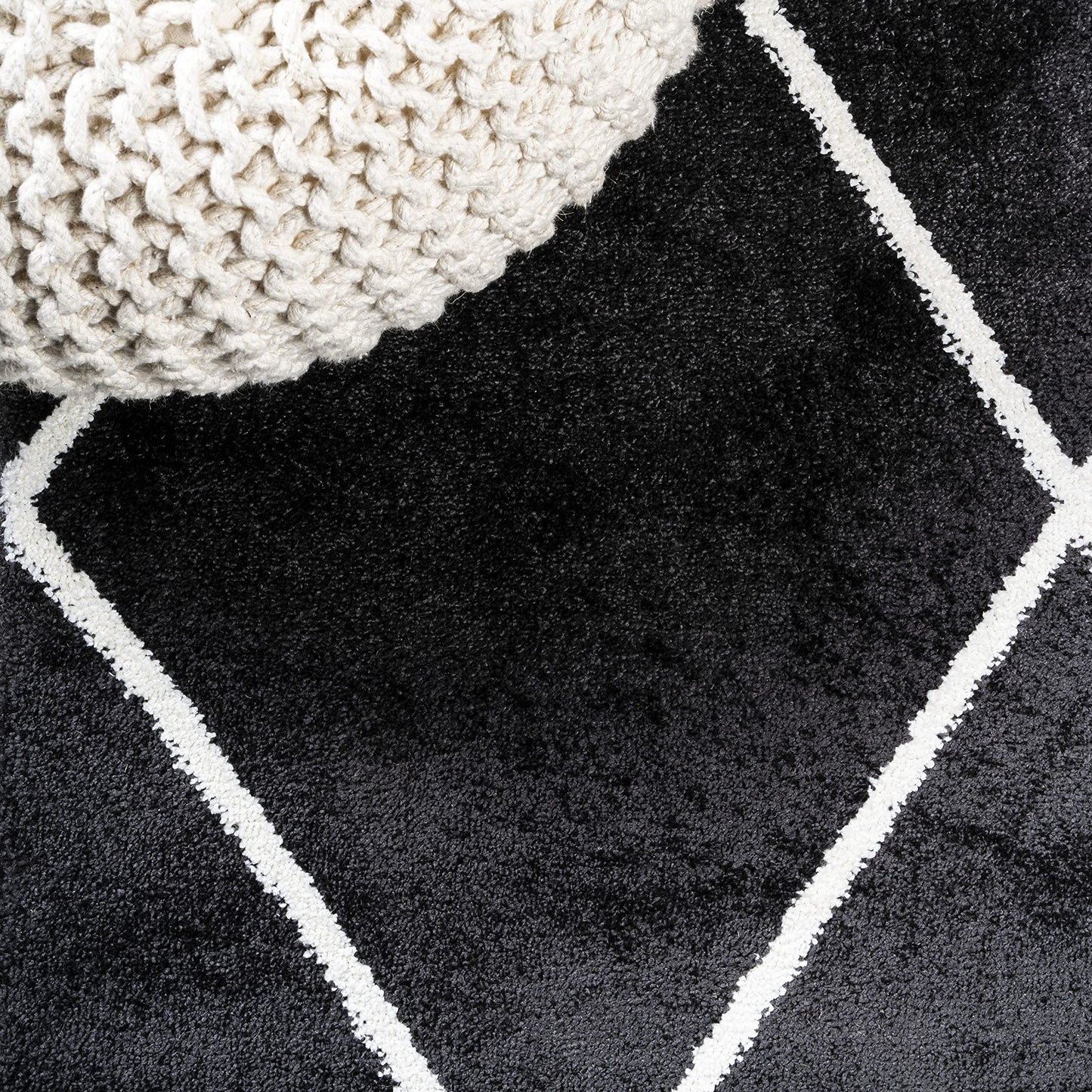 JONATHAN Y Cole Diamond Trellis Black/White 5' Round Indoor Area Rug, Modern,Contemporary,Geometric,Casual, Easy-Cleaning for Living Room,Bedroom,Kitchen,Pet Friendly,Non-Shedding (SEU102A-5R)
