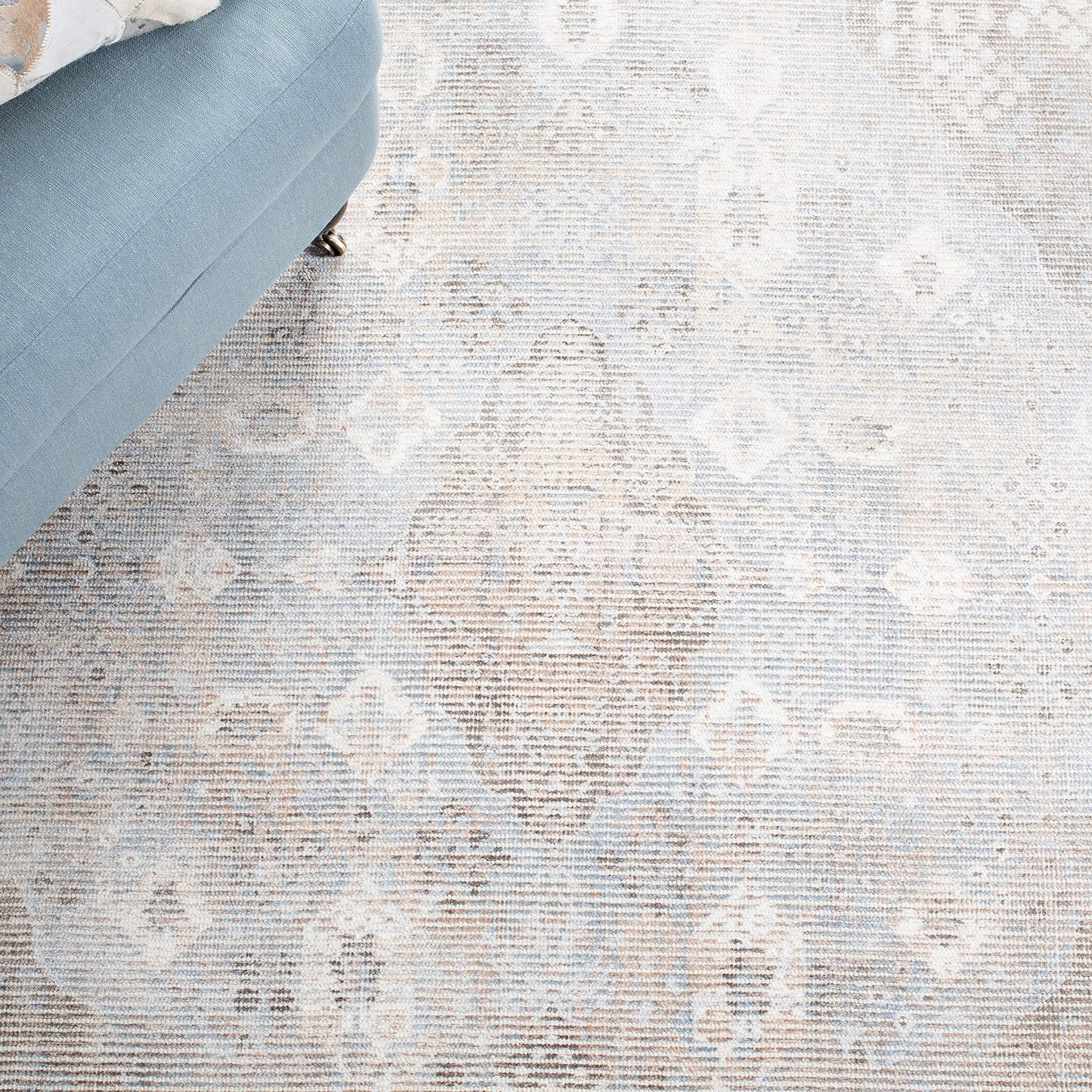 SAFAVIEH Restoration Vintage Collection Area Rug - 5' x 8', Beige & Sand, Handmade Distressed Wool & Viscose, Ideal for High Traffic Areas in Living Room, Bedroom (RVT703B)