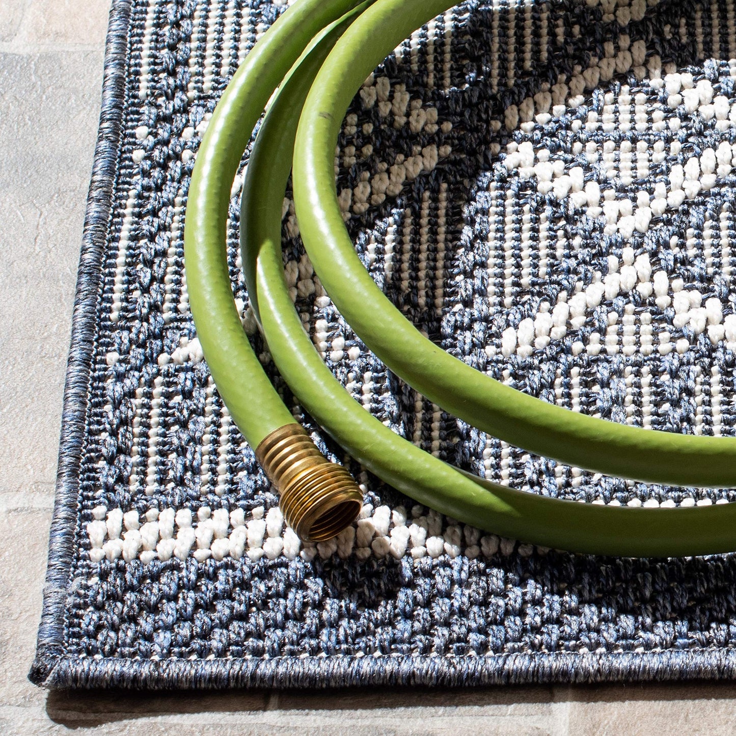 SAFAVIEH Washable Rug Outdoor Bermuda Collection - 9' x 12', Navy & Cream, Non-Shedding & Easy to Clean, Ideal for Patio, Backyard, Mudroom (BMU818N)