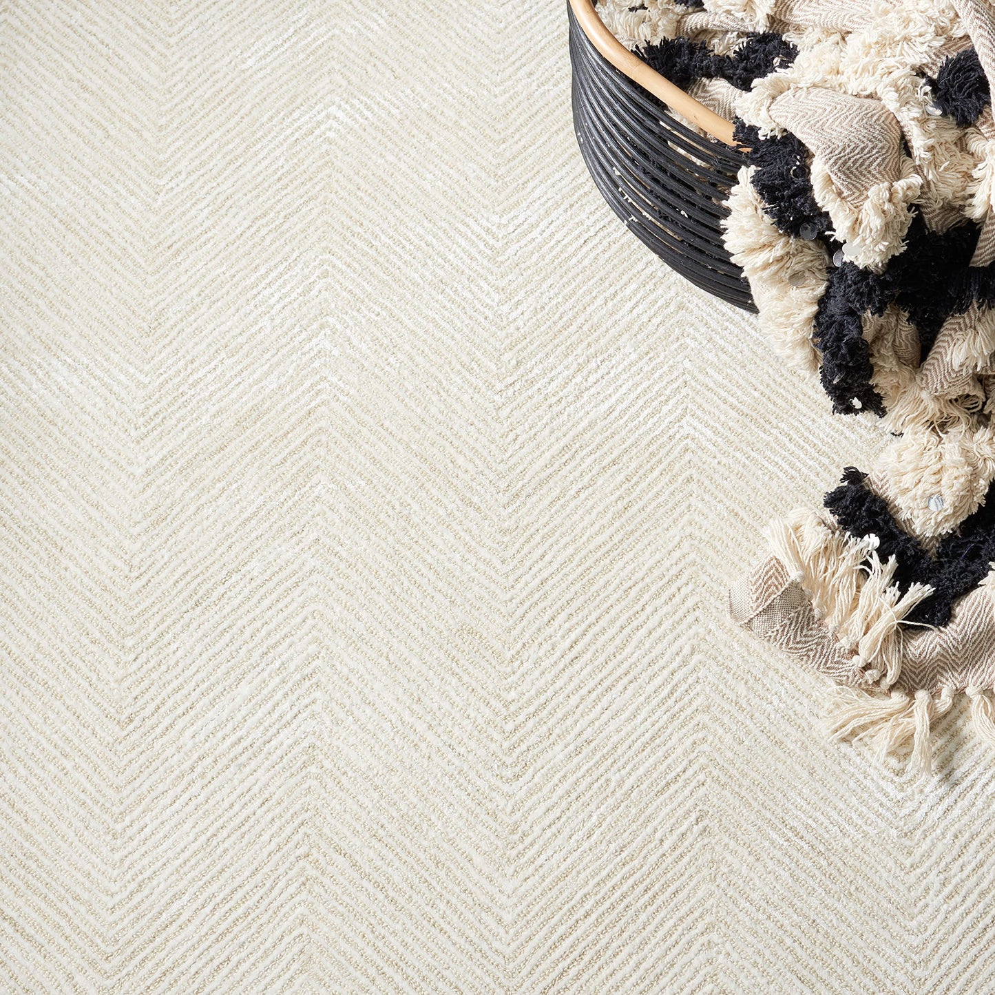 SAFAVIEH Soho Collection Area Rug - 9' x 12', Ivory & Beige, Handmade Chevron Viscose & Wool, Ideal for High Traffic Areas in Living Room, Bedroom (SOH175A)