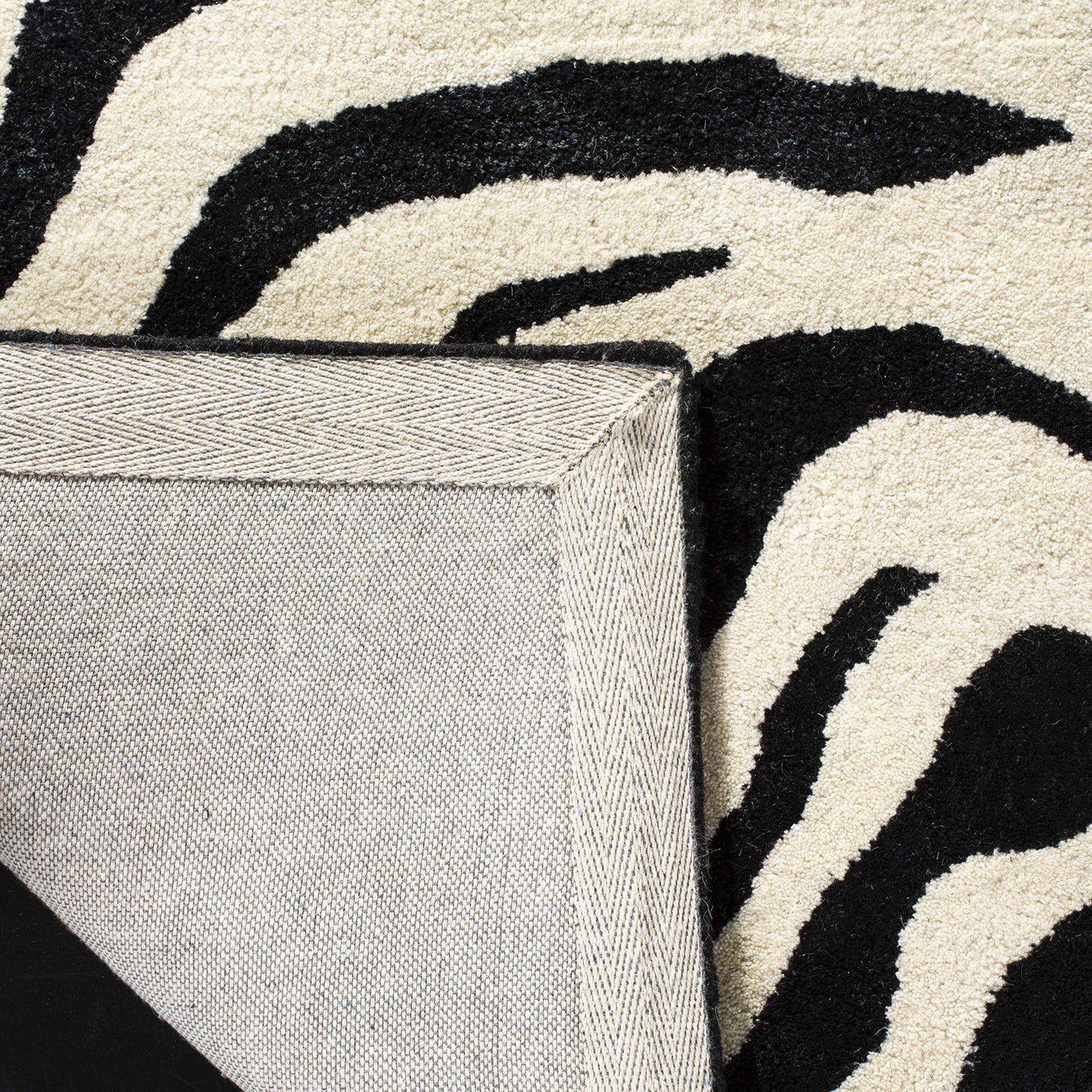 SAFAVIEH Soho Collection Runner Rug - 2'6" x 8', Black & White, Handmade Wool, Ideal for High Traffic Areas in Living Room, Bedroom (SOH435A)