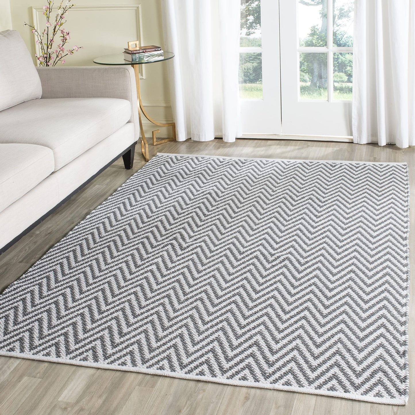 SAFAVIEH Montauk Collection Area Rug - 5' x 7', Grey & Ivory, Handmade Chevron Cotton, Ideal for High Traffic Areas in Living Room, Bedroom (MTK812A)
